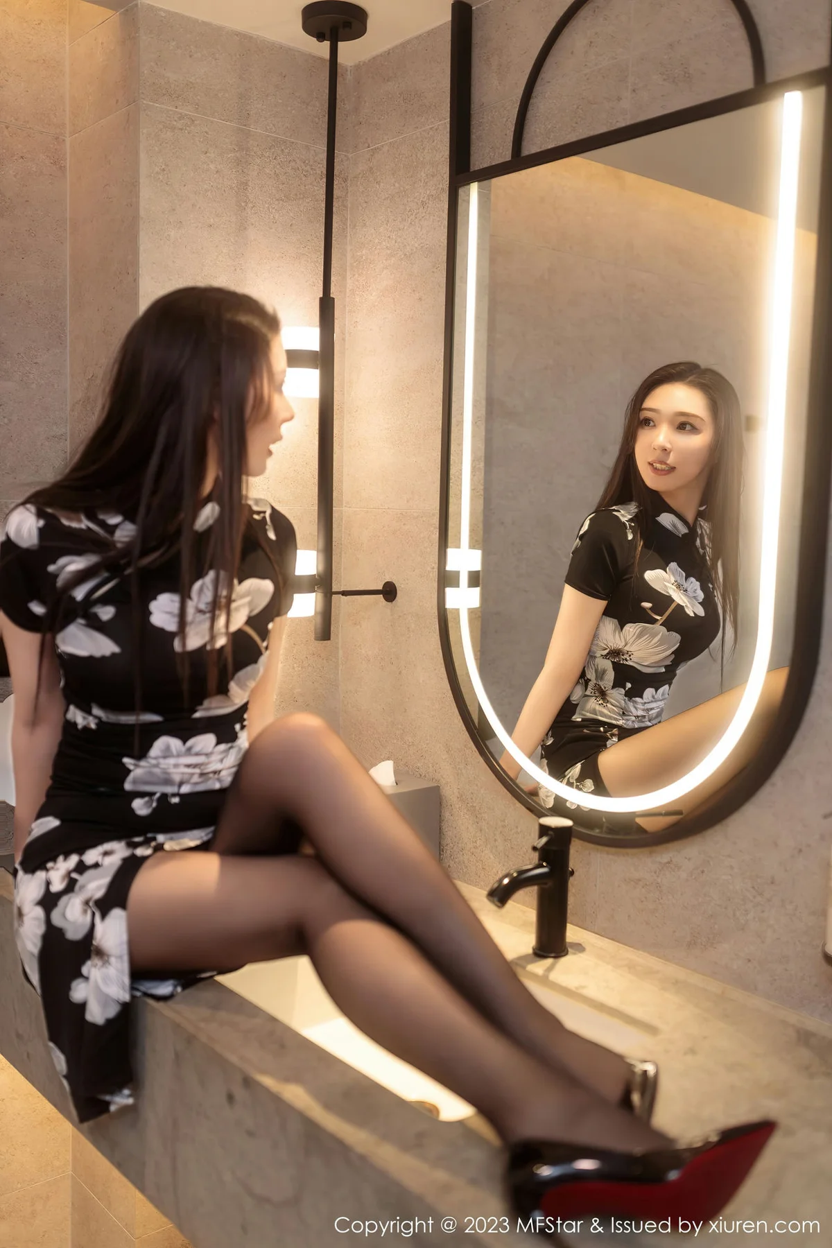 MFStar 模范学院 Vol.630 小波多 黑色带图案旗袍性感写真 - 1