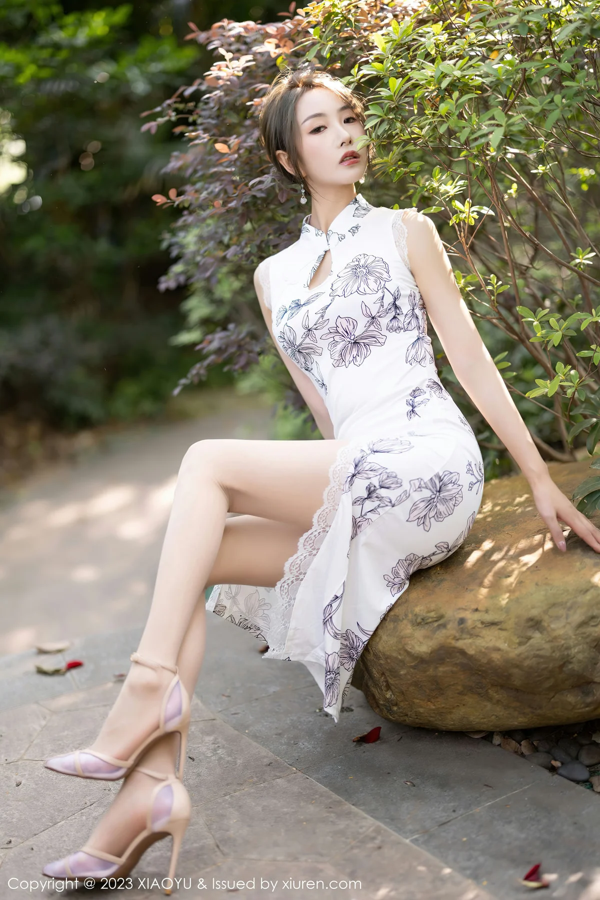 XIAOYU  语画界 Vol.1022  苏苏阿 白色带图案旗袍写真 - 8