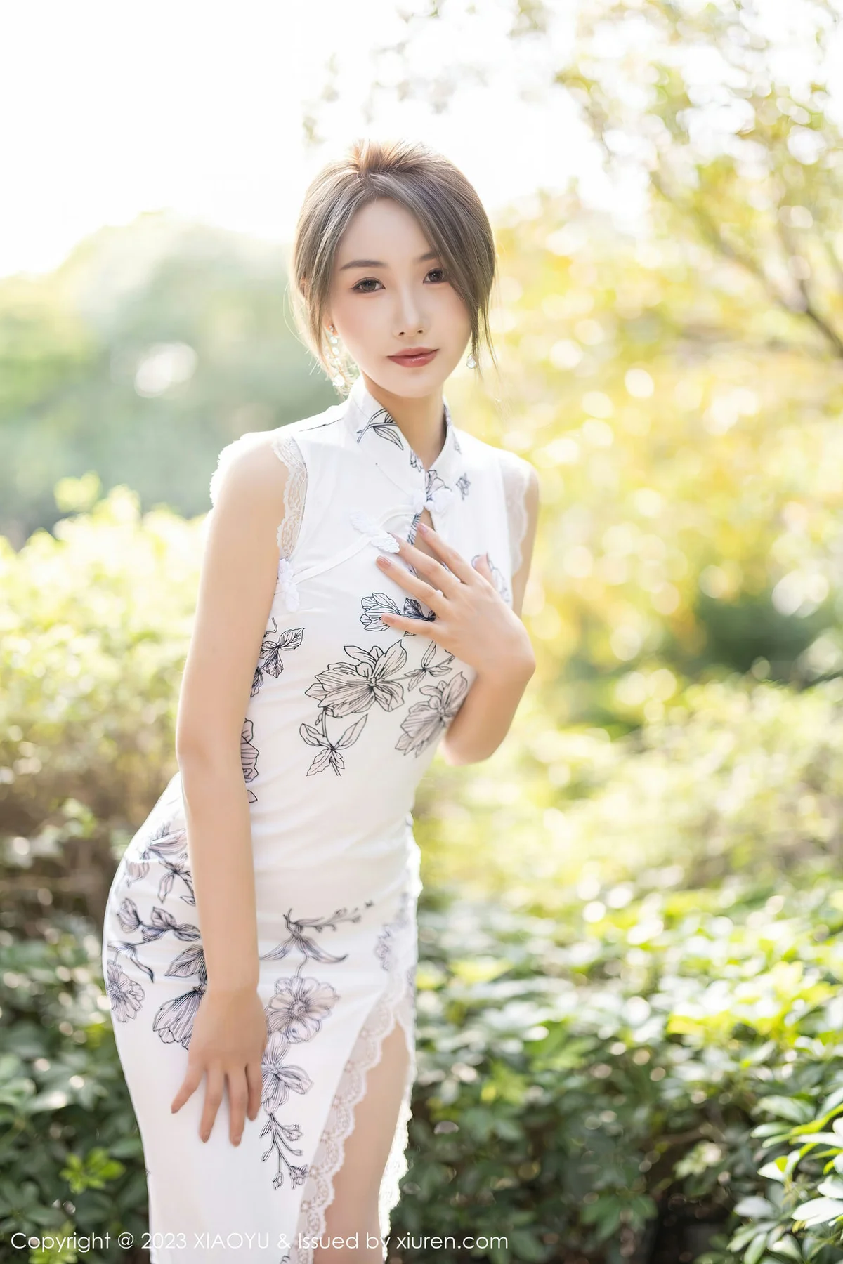 XIAOYU  语画界 Vol.1022  苏苏阿 白色带图案旗袍写真 - 4