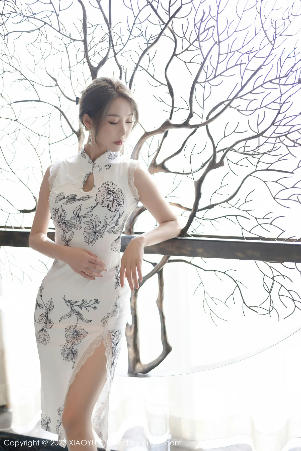 XIAOYU  语画界 Vol.1022  苏苏阿 白色带图案旗袍写真 - 8