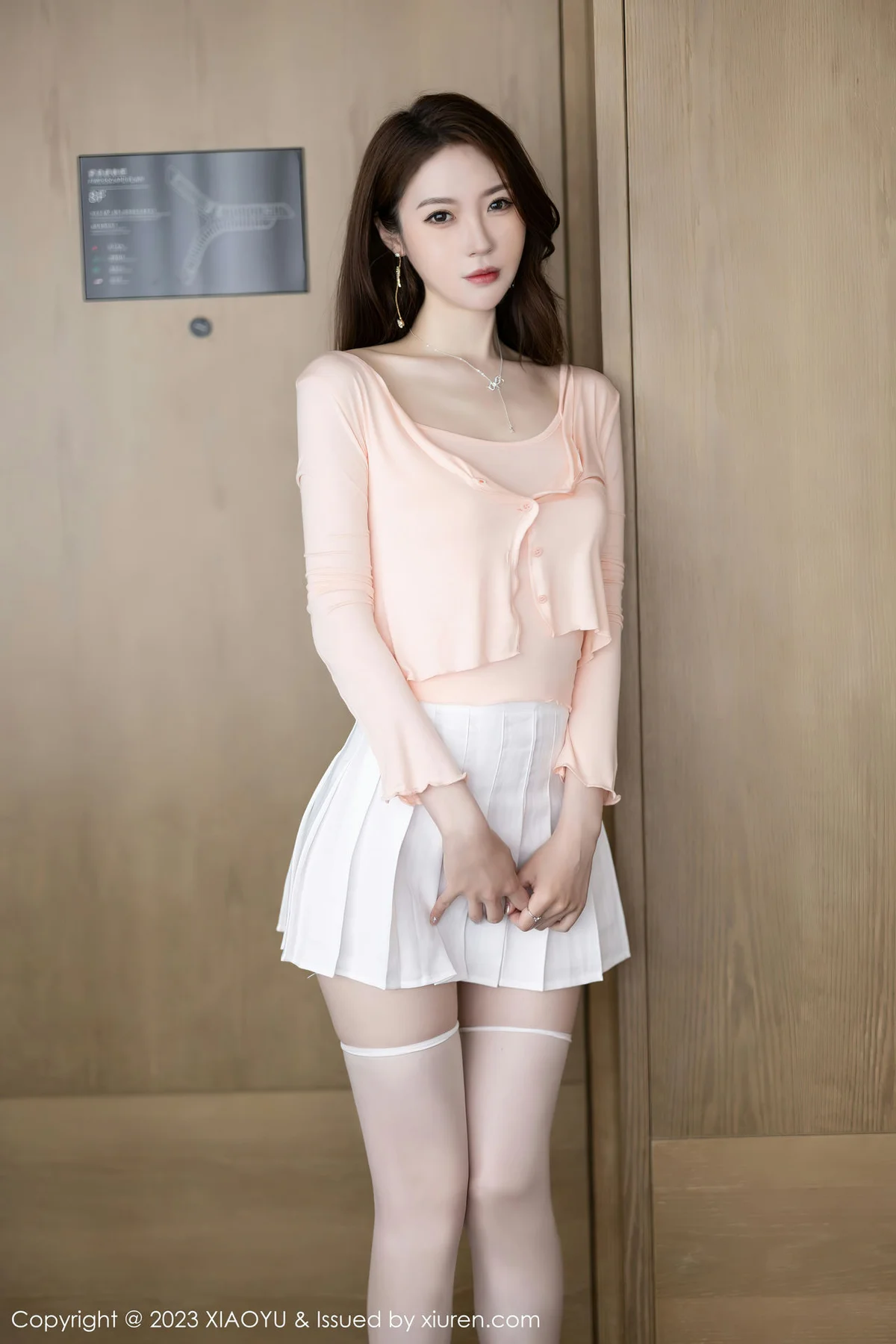 XIAOYU  语画  Vol.1069  梦心玥 诱人白色丝袜性感写真1 - 3