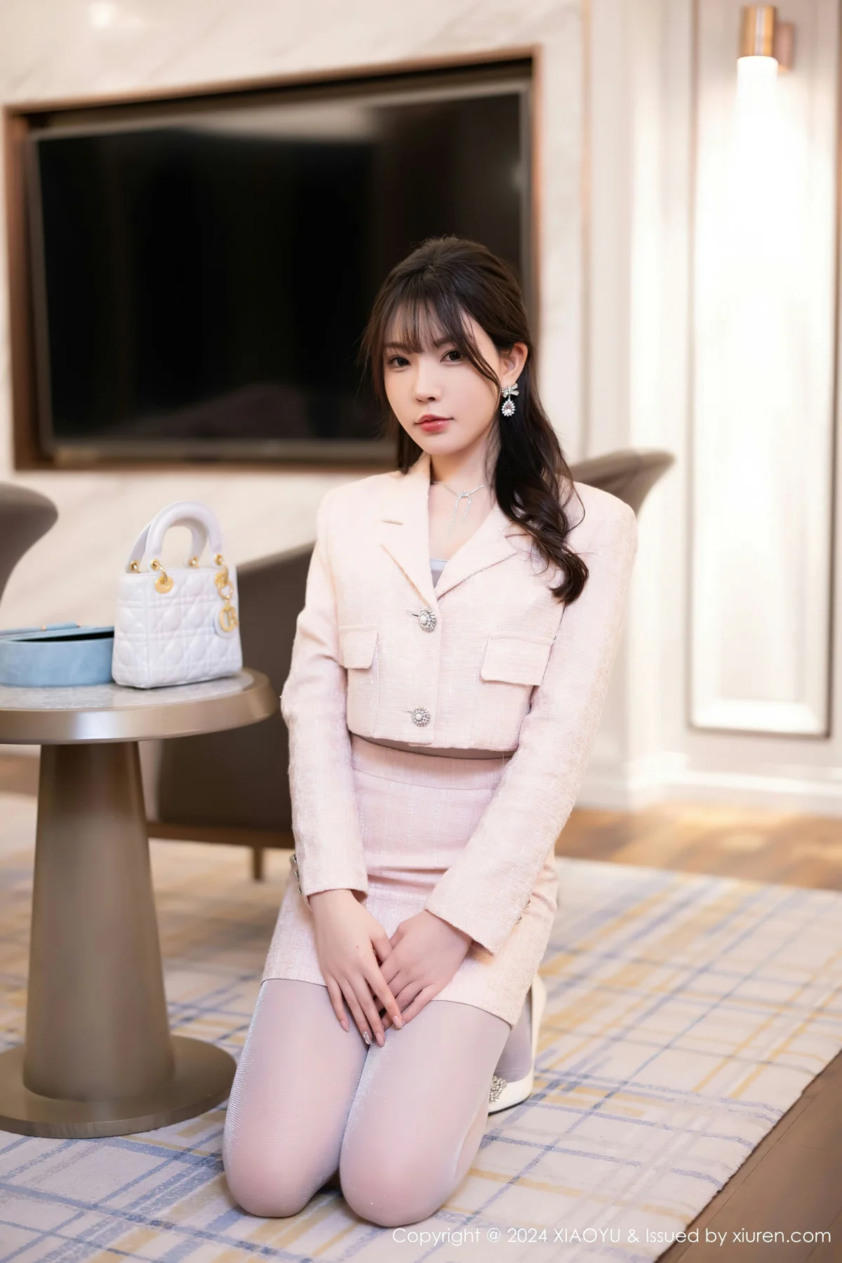 XIAOYU  语画  Vol.1236 徐莉芝Booty 诱人灰色丝袜哈尔滨旅拍1 - 8