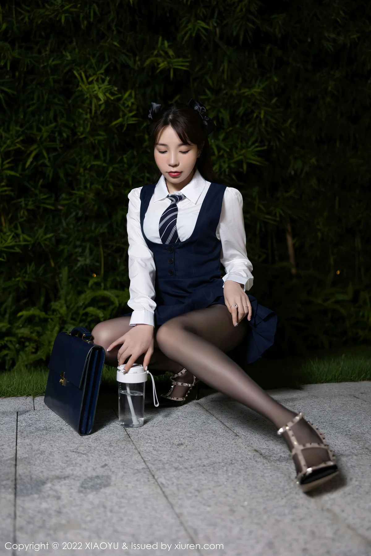 XIAOYU  语画界 Vol.894  徐莉芝Booty 爆乳背带裙性感写真1 - 4