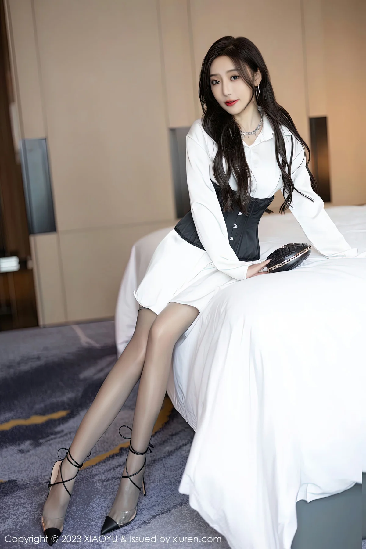 XIAOYU  语画界 Vol.990  王馨瑶yanni 魅惑灰丝性感写真1 - 5