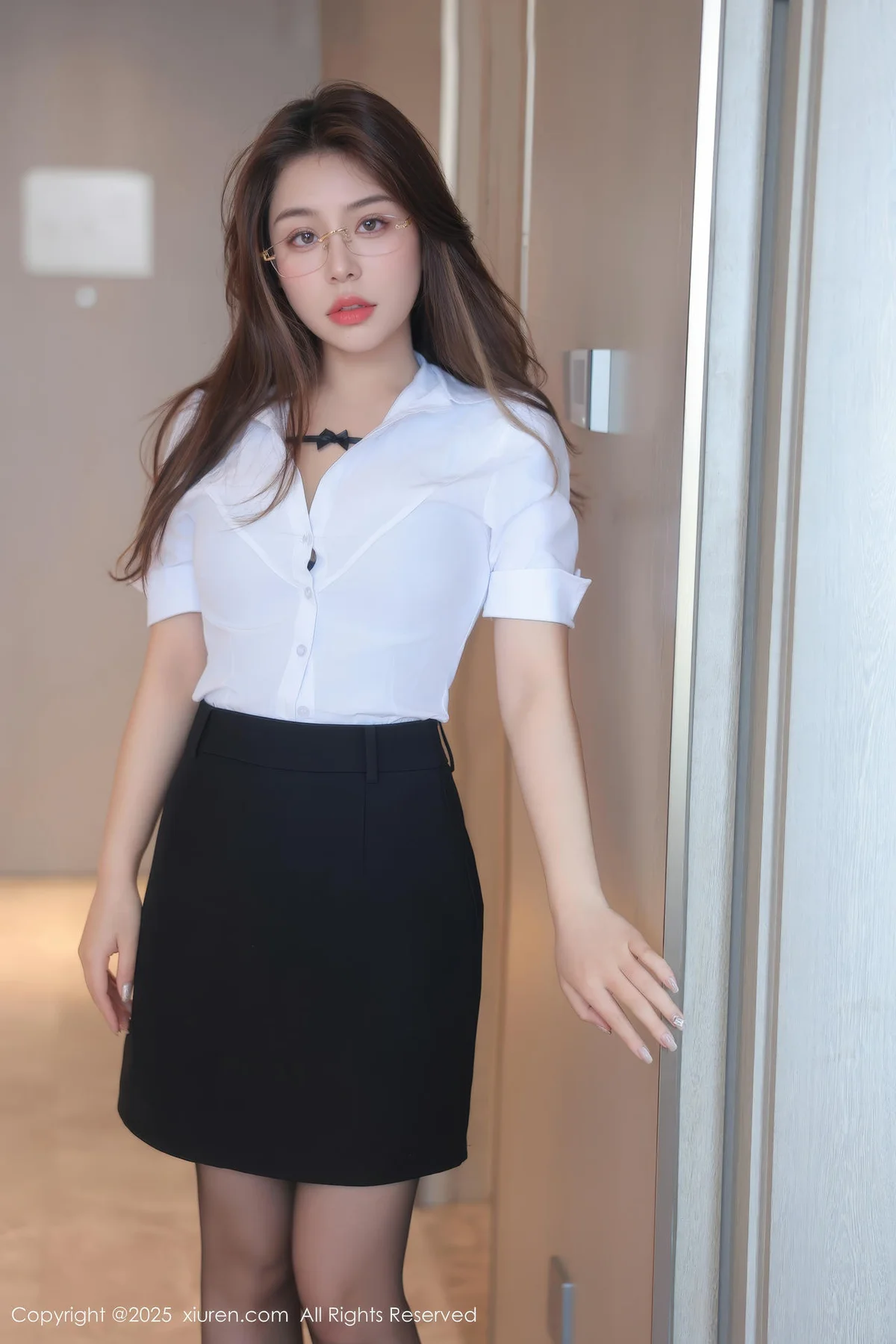 XiuRen 秀人 No.10204 小樱koko 职业黑色T恤 - 1