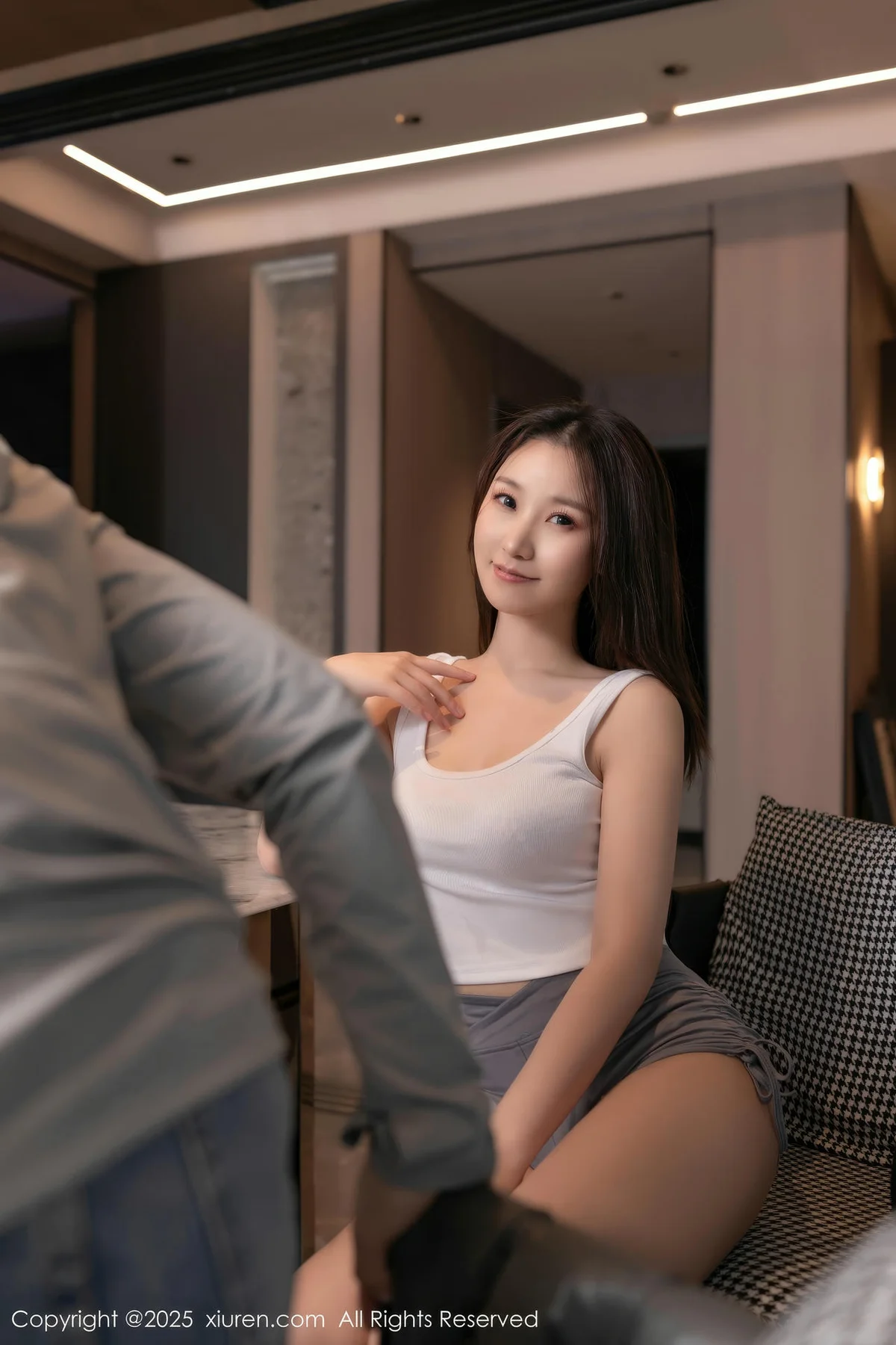 XiuRen 秀人 No.10220 杏子Yada 性感暖灰色短裤 - 8