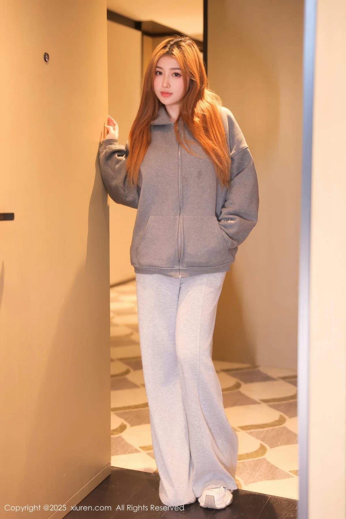 XiuRen 秀人 No.10253 M麦当劳 灰色卫衣魅惑黑丝 - 1