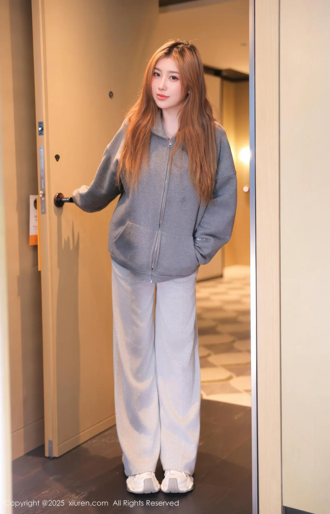XiuRen 秀人 No.10253 M麦当劳 灰色卫衣魅惑黑丝 - 2