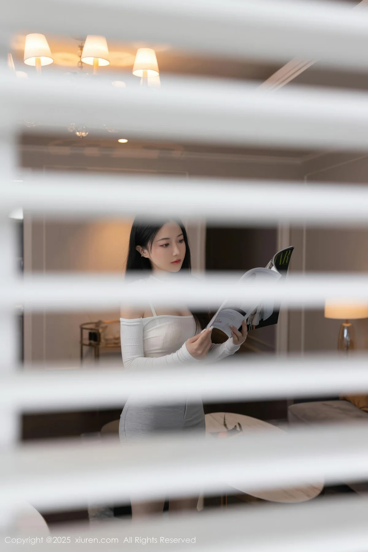 XiuRen 秀人 No.10261 鱼子酱Fish 灰色短裤白色丝袜 - 1