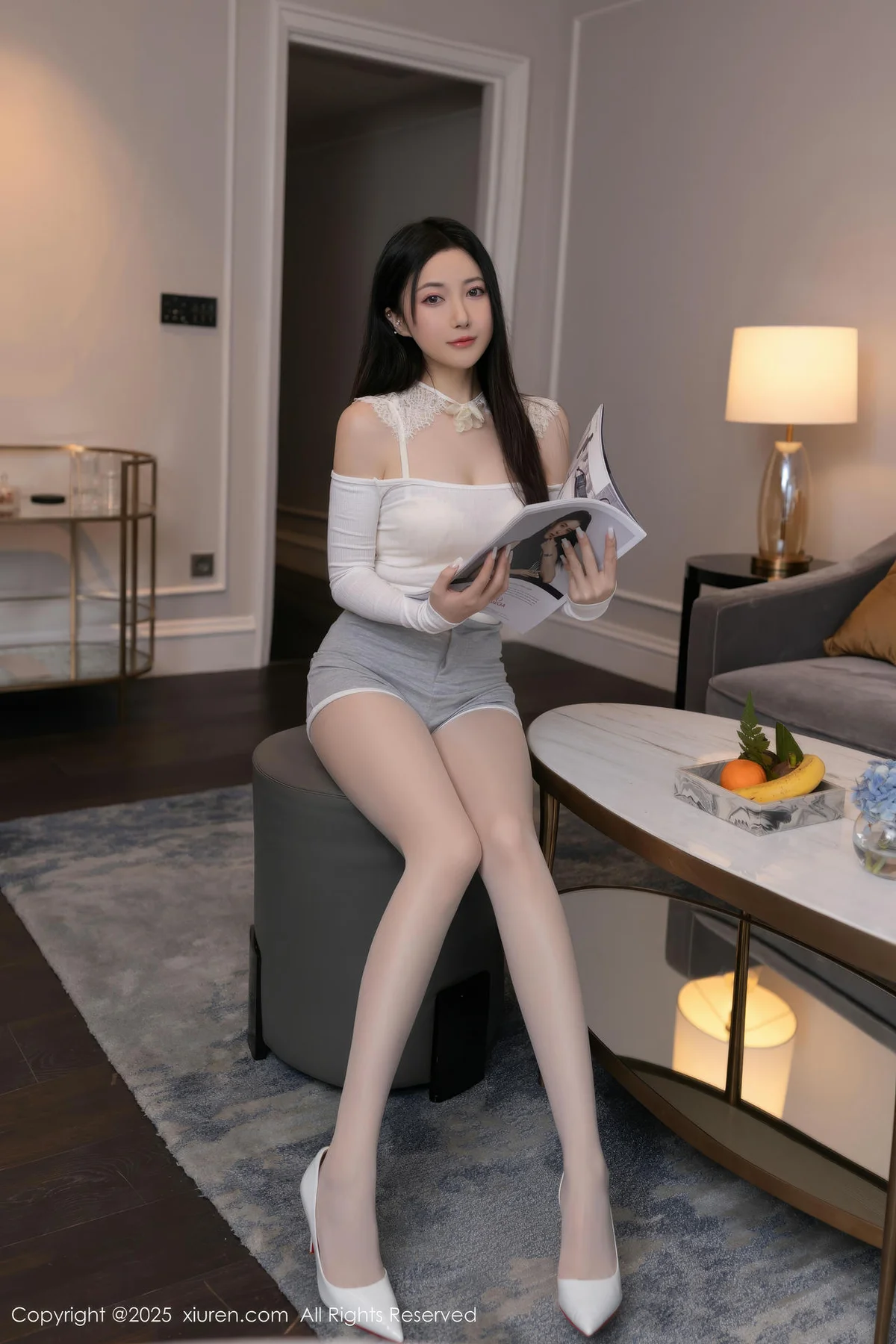 XiuRen 秀人 No.10261 鱼子酱Fish 灰色短裤白色丝袜 - 3