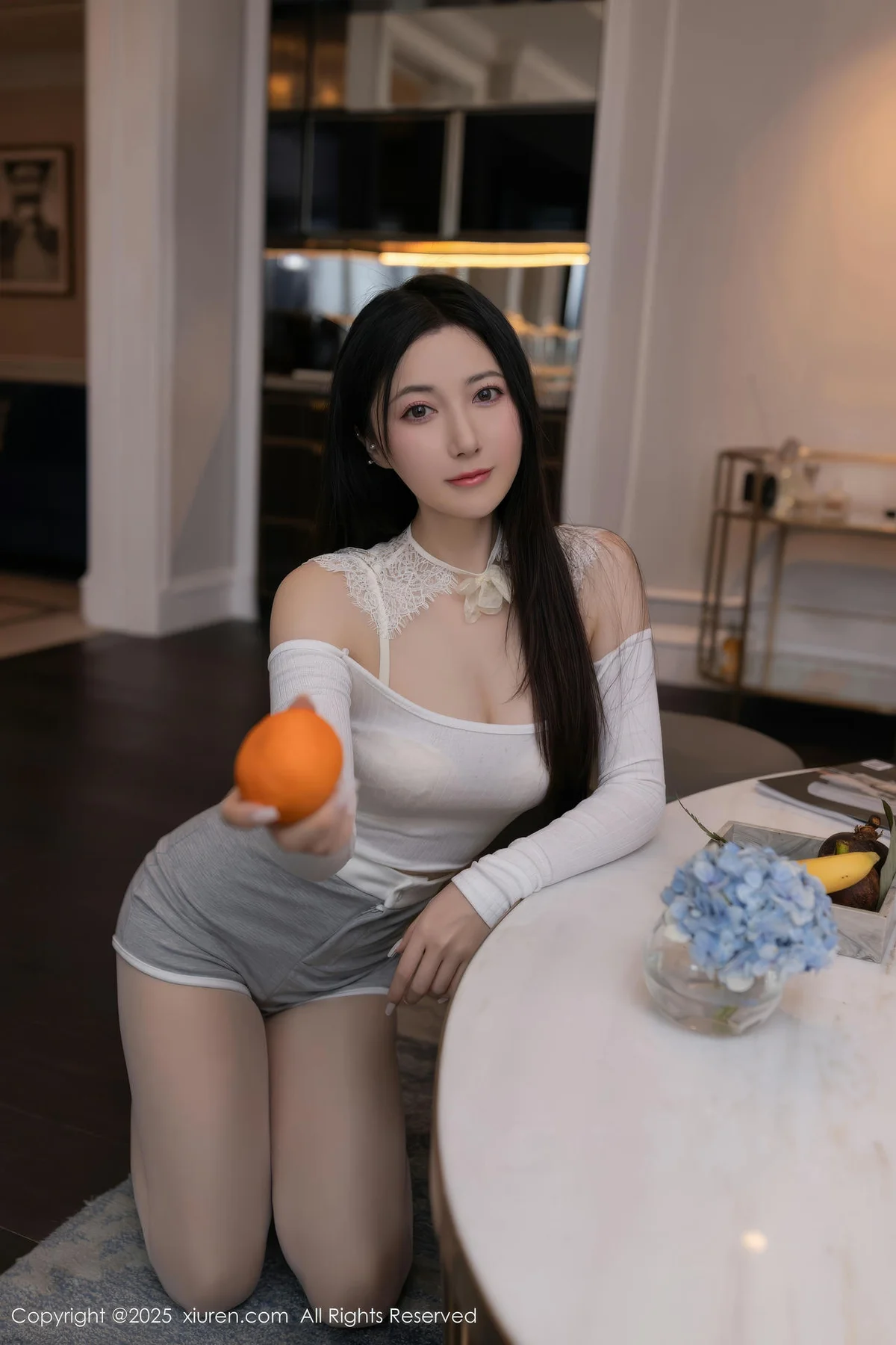 XiuRen 秀人 No.10261 鱼子酱Fish 灰色短裤白色丝袜 - 6