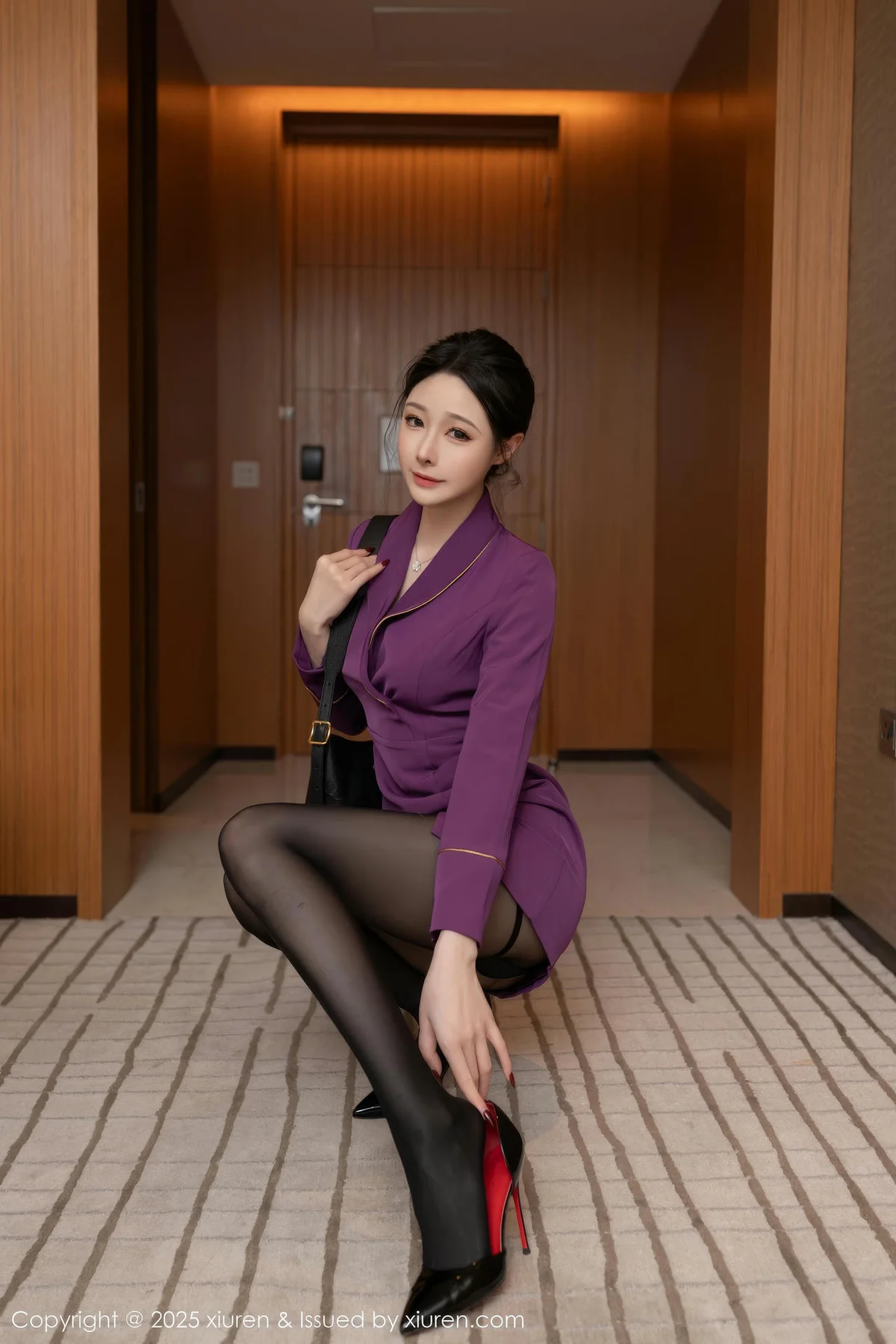 XiuRen 秀人 No.10290 小逗逗 紫色制服魅惑黑丝 - 1