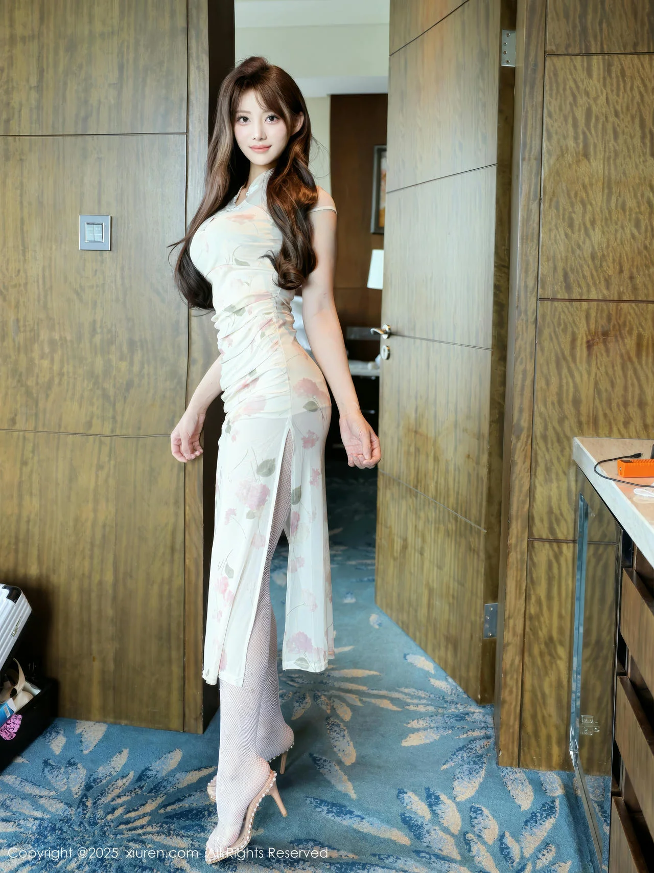 XiuRen 秀人 No.10364 梨霜儿 浅色旗袍白色网袜 - 3