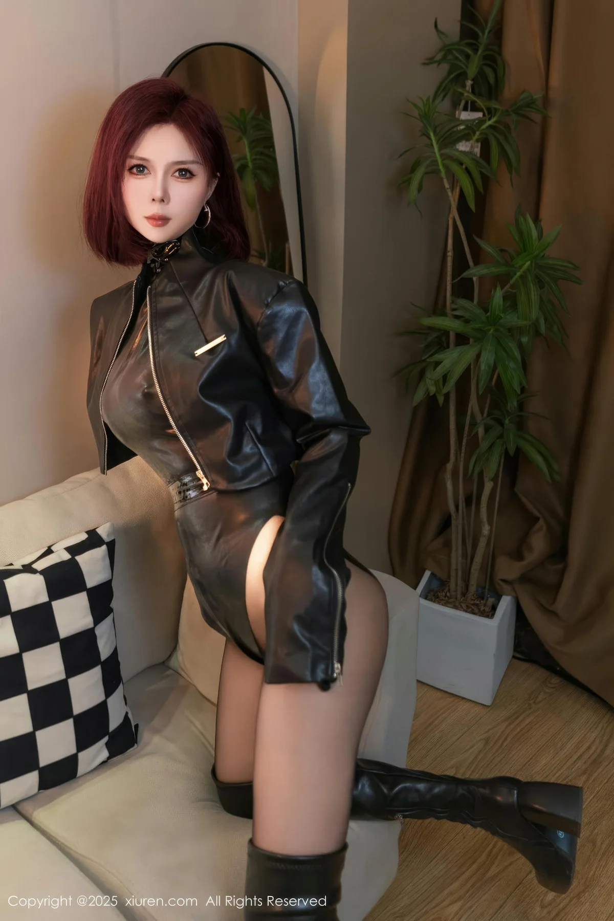 XiuRen 秀人 No.10393 白芷yy 皮衣翘臀玉足 - 2