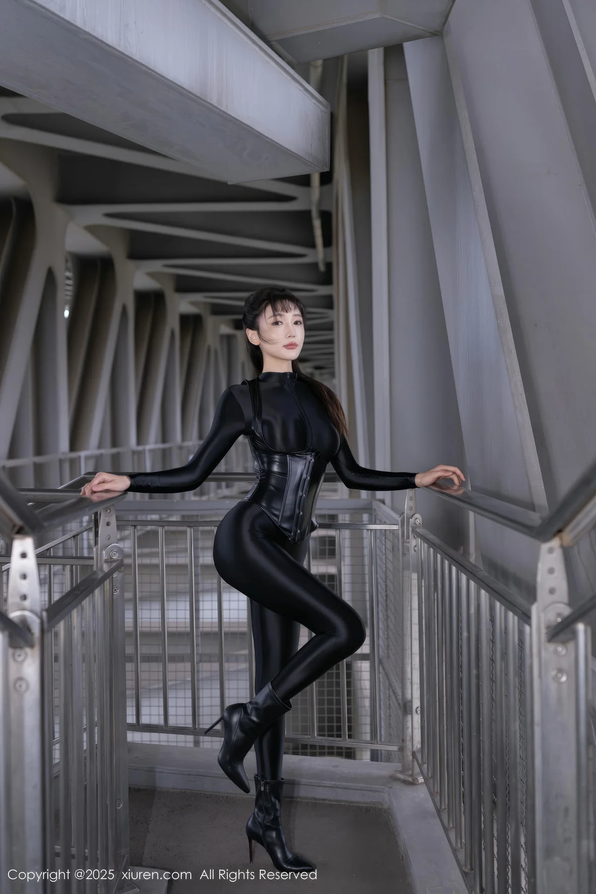 XiuRen 秀人 No.10404 陆萱萱 皮裙乳贴黑丝 - 1