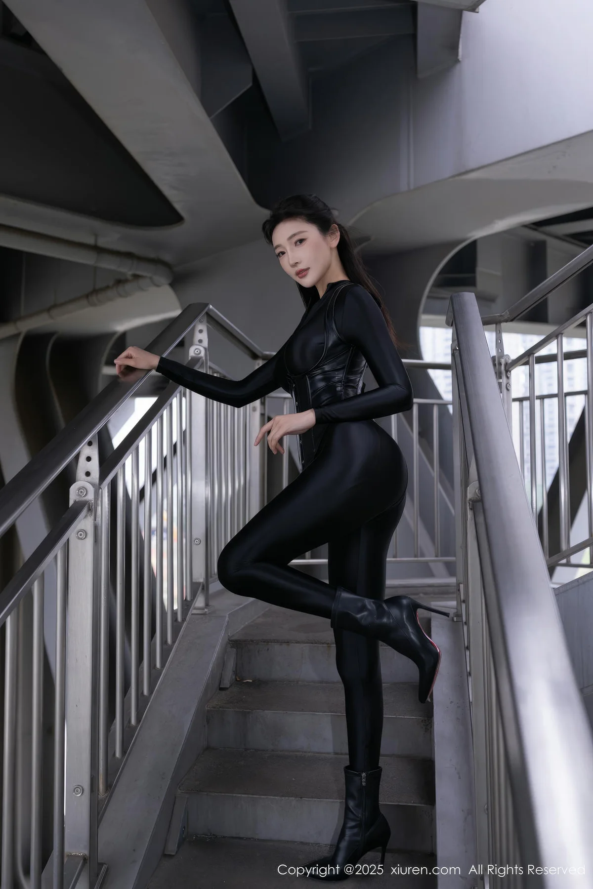 XiuRen 秀人 No.10404 陆萱萱 皮裙乳贴黑丝 - 4