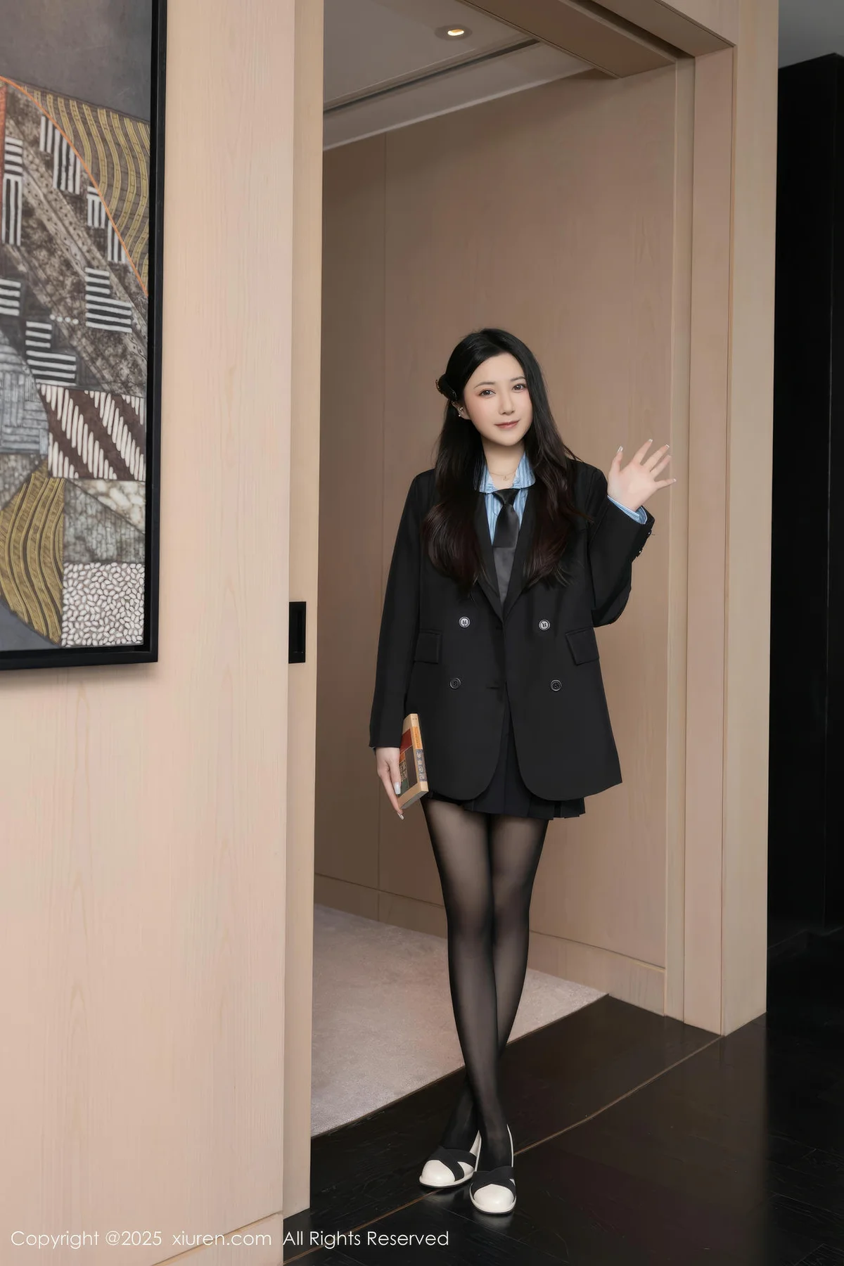 XiuRen 秀人 No.10412 鱼子酱Fish 黑色短裙婀娜动人身段 - 1