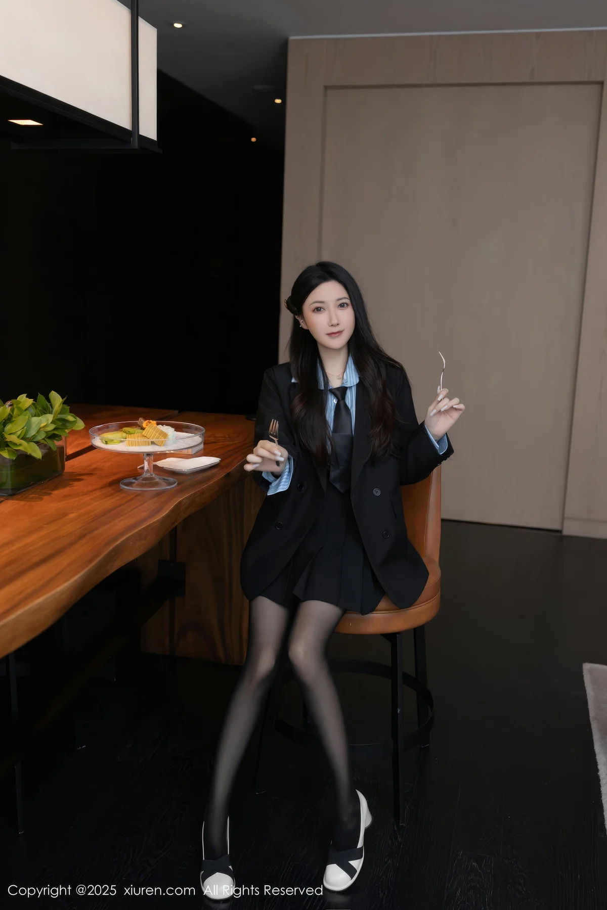 XiuRen 秀人 No.10412 鱼子酱Fish 黑色短裙婀娜动人身段 - 7