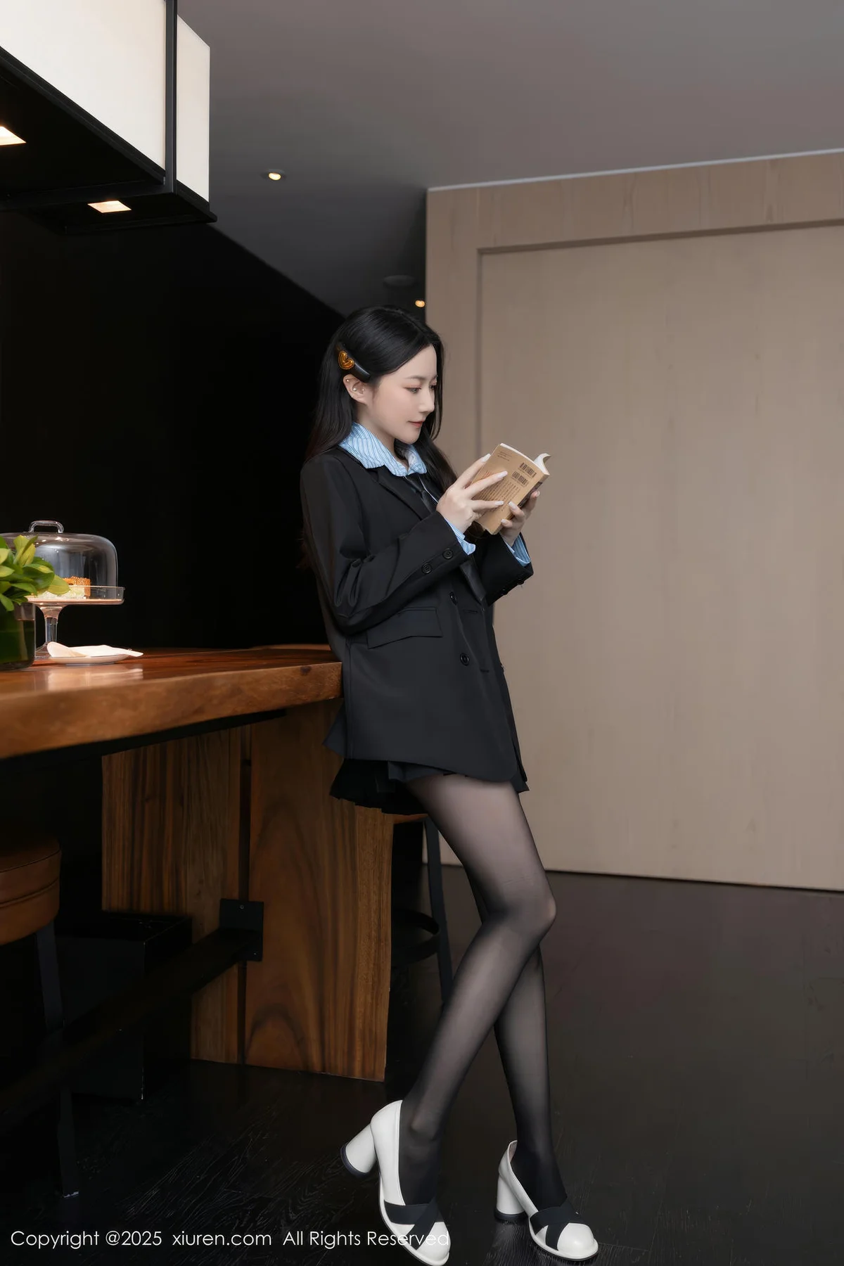 XiuRen 秀人 No.10412 鱼子酱Fish 黑色短裙婀娜动人身段 - 1