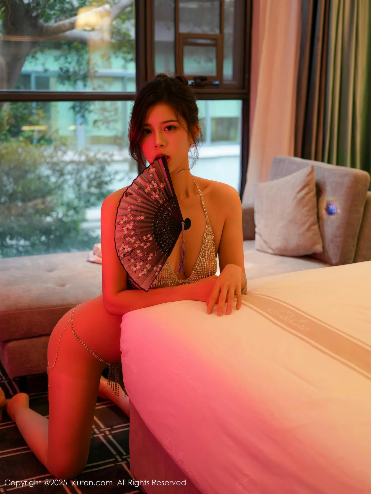 XiuRen 秀人 No.10419 玫瑰我爱你 街拍浅色旗袍 - 1