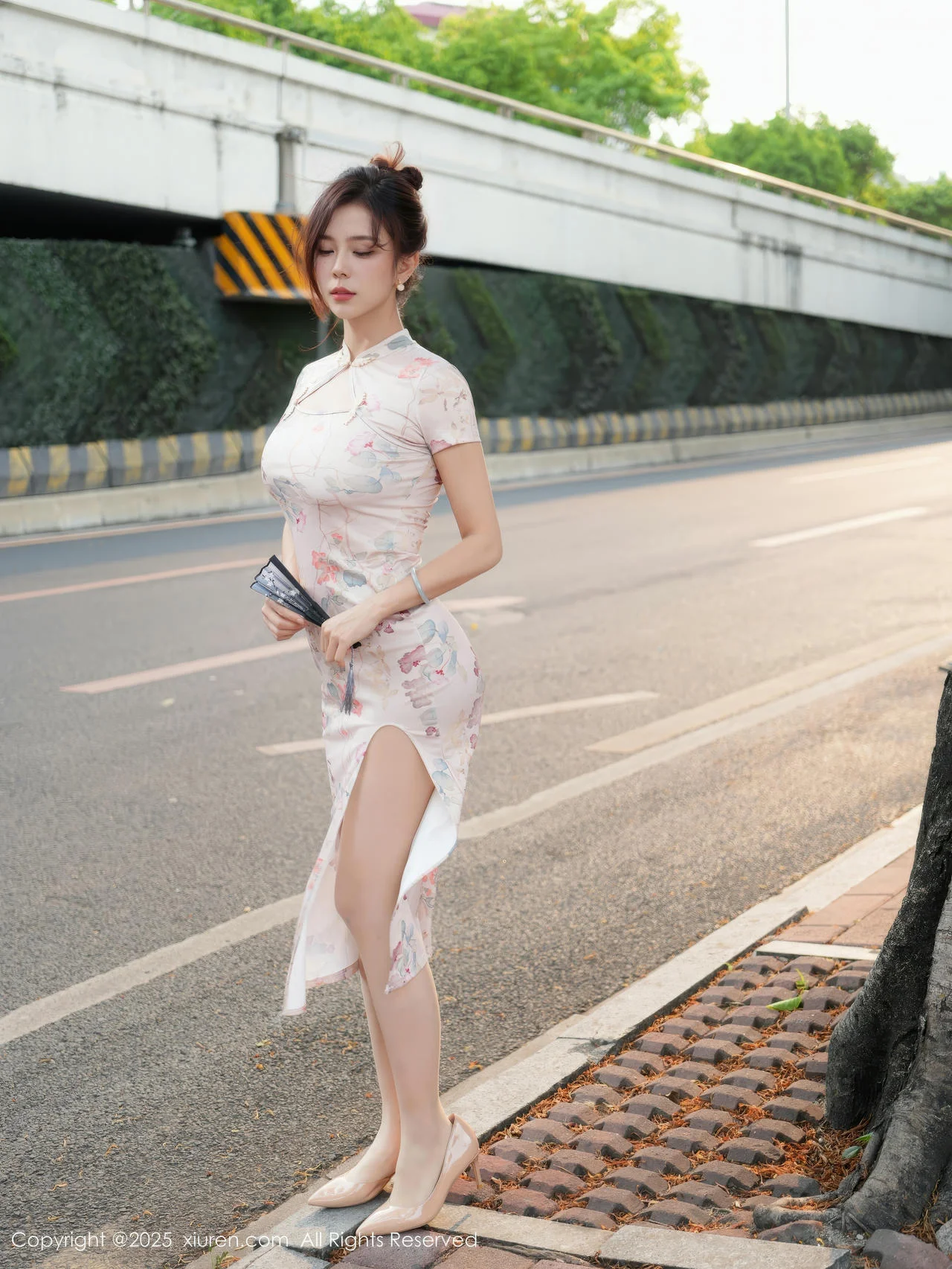 XiuRen 秀人 No.10419 玫瑰我爱你 街拍浅色旗袍 - 7