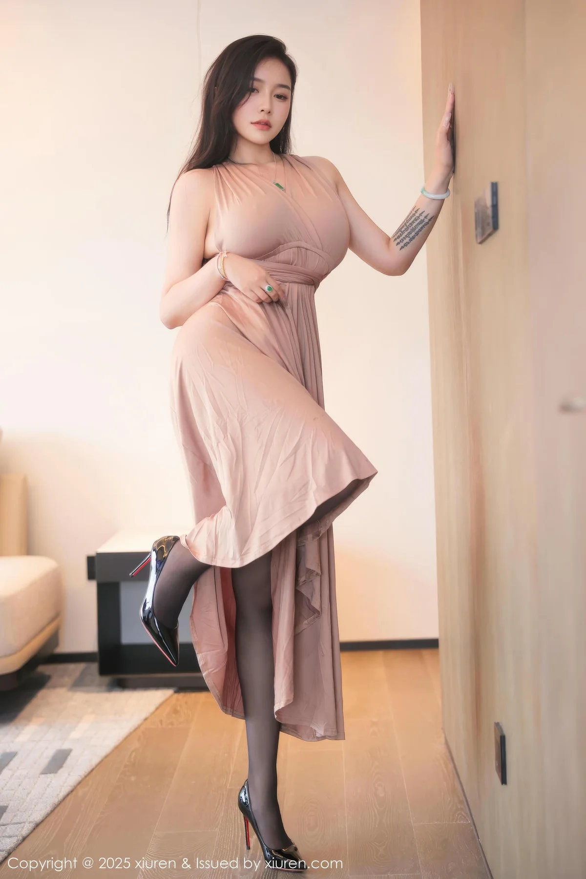 XiuRen 秀人 No.10432 娜比 暖灰色长裙翘臀爆乳 - 2