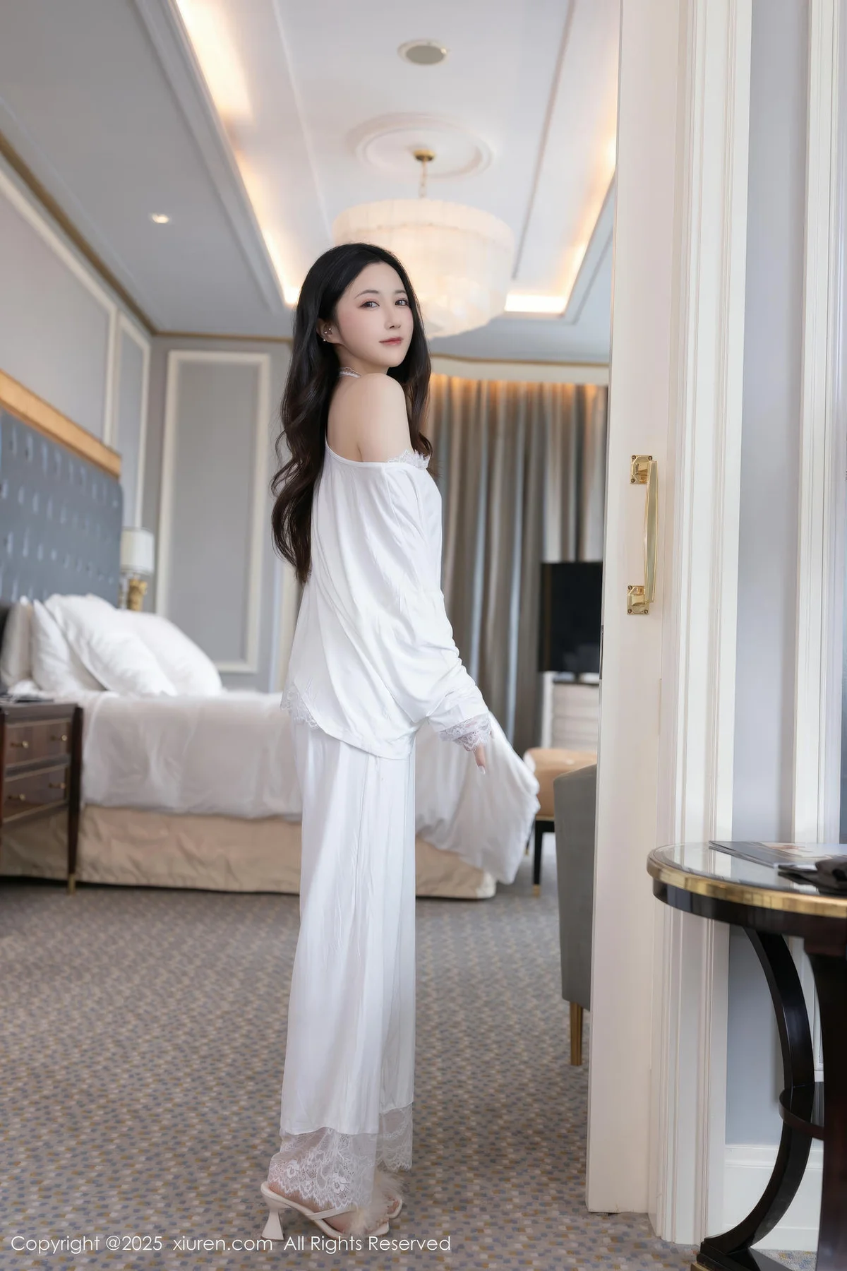 XiuRen 秀人 No.10445 鱼子酱Fish 温柔姐姐白色连衣裙 - 3