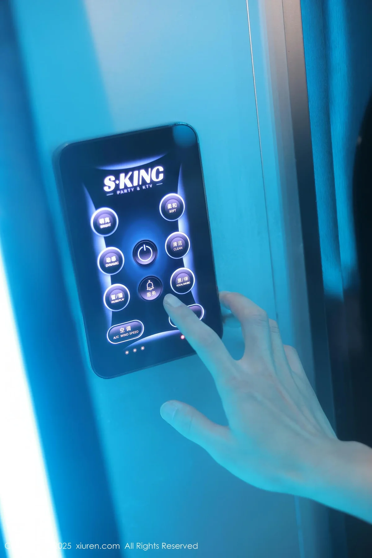 XiuRen 秀人 No.10470 小肉肉咪 童颜巨乳红色短裙白色丝袜 - 2