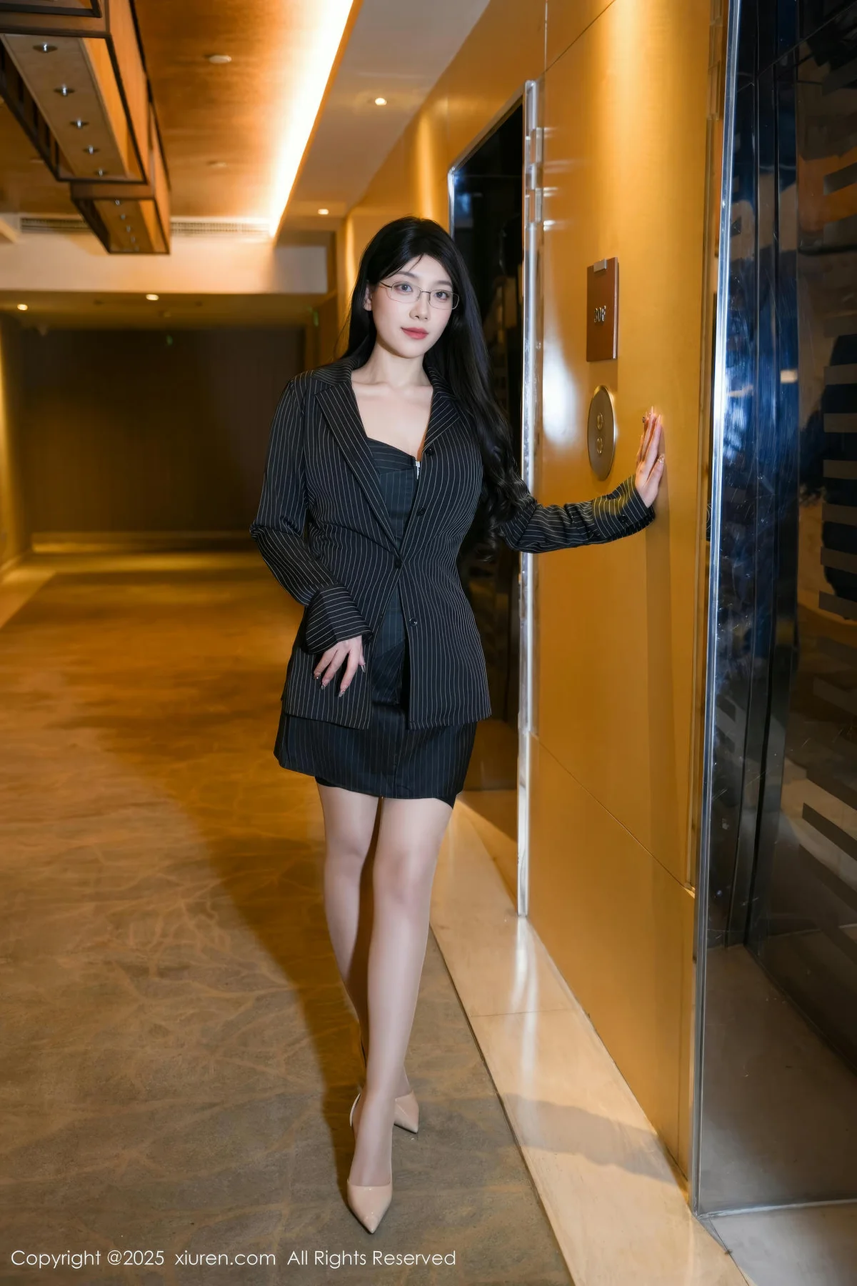 XiuRen 秀人 No.10487 美悠 黑色OL苗条身段 - 6