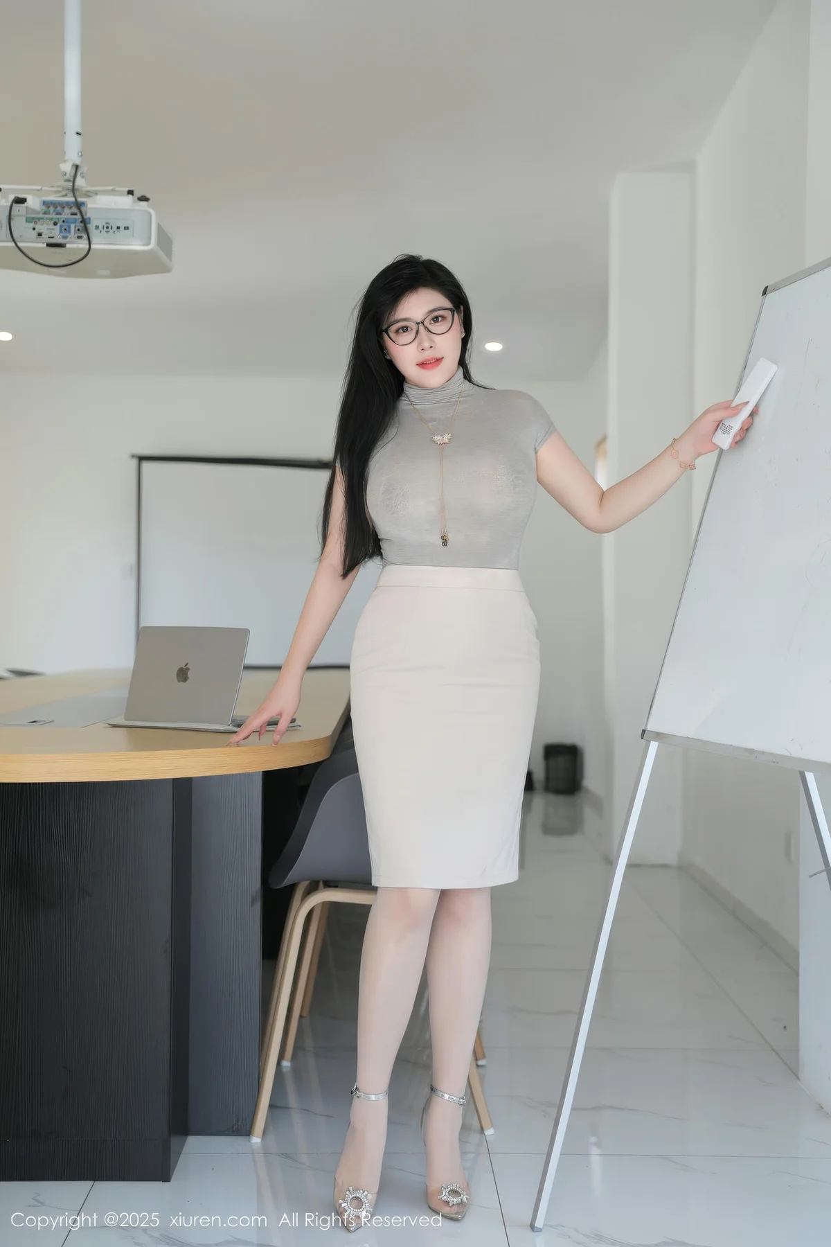 XiuRen 秀人 No.10488 王婉悠Queen 灰色OL服饰原色丝袜 - 1