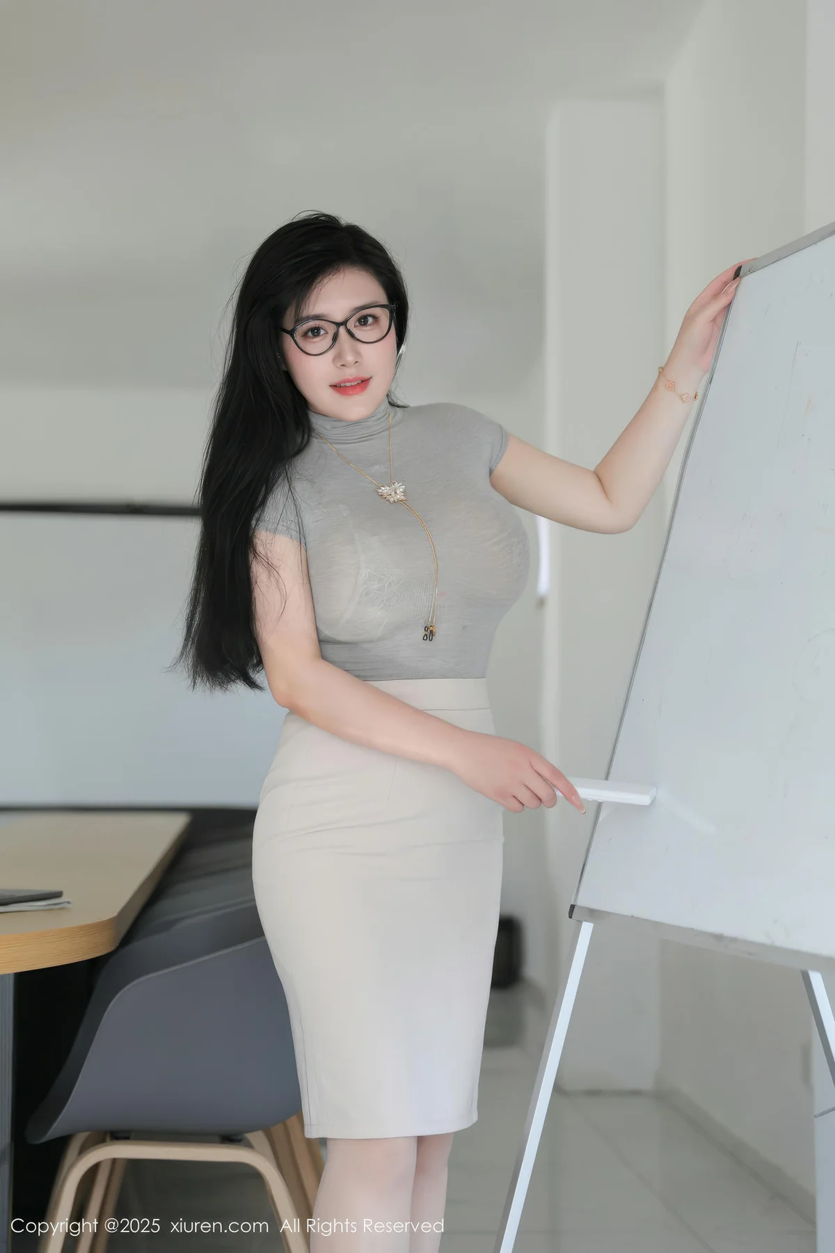 XiuRen 秀人 No.10488 王婉悠Queen 灰色OL服饰原色丝袜 - 2