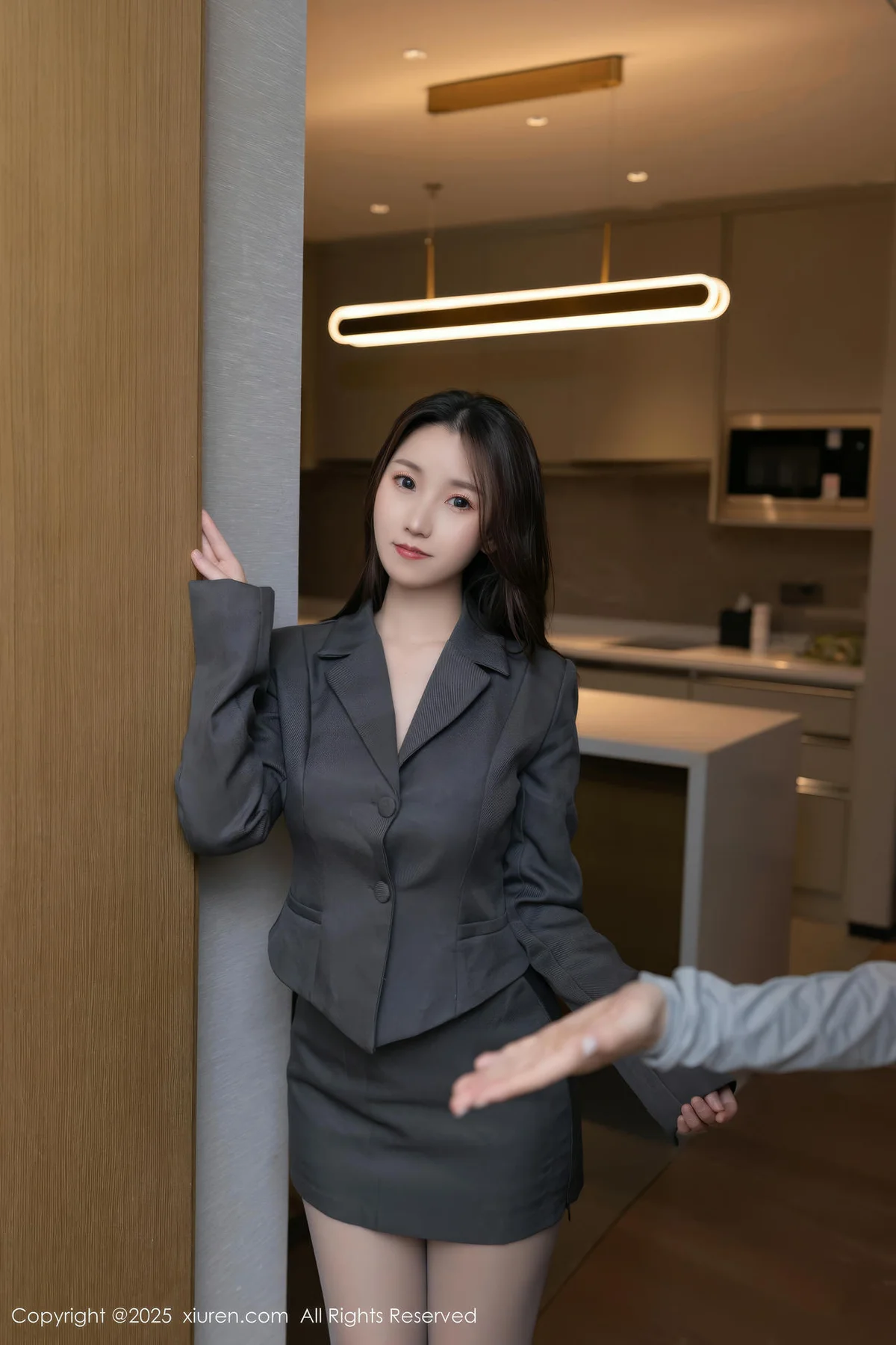 XiuRen 秀人 No.10497 杏子Yada 性感灰色丝袜 - 1