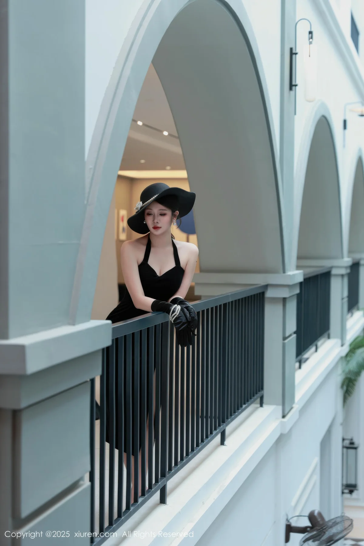 XiuRen 秀人 No.10509 南乔 黑色连衣裙街拍 - 6