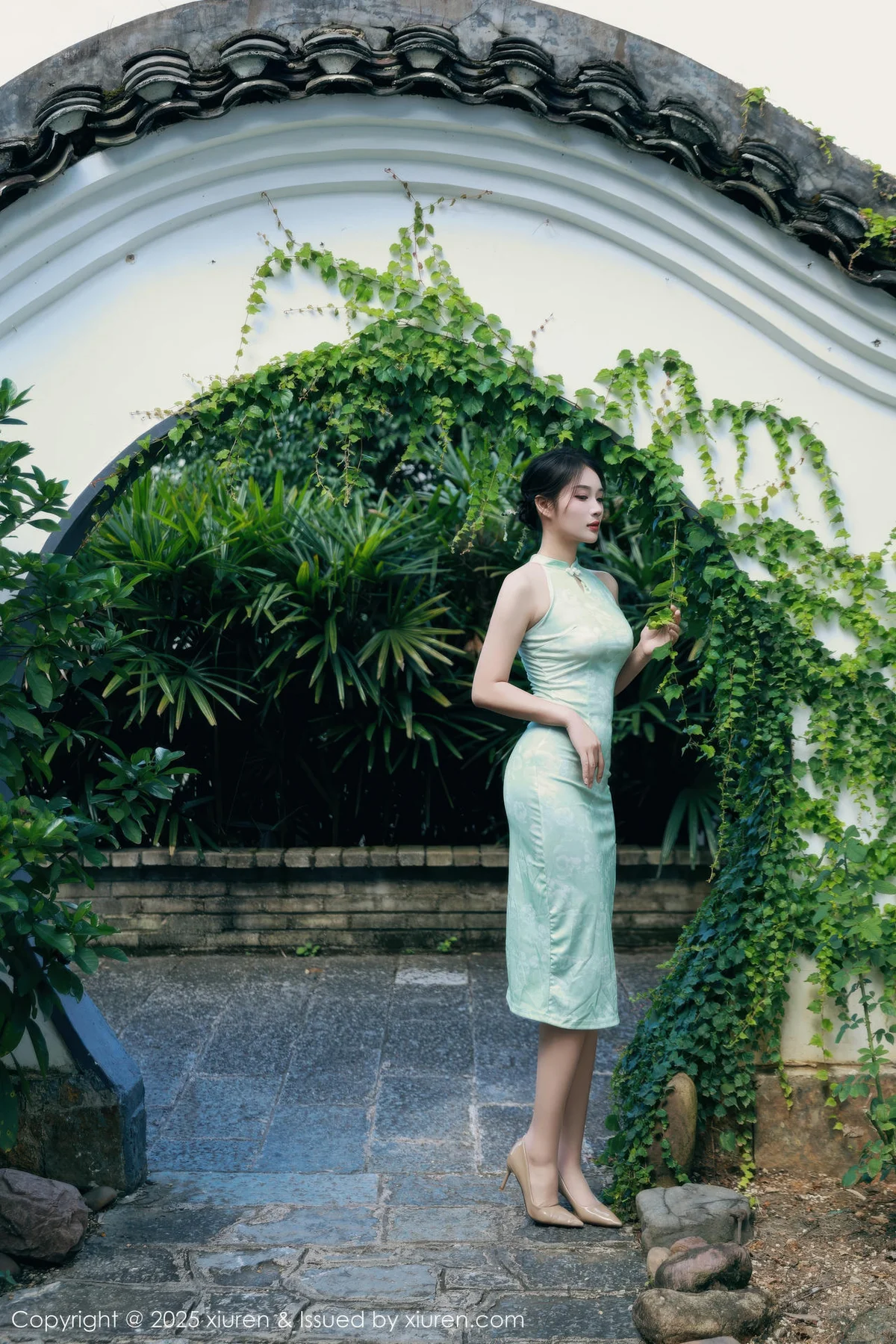 XiuRen 秀人 No.10538 南乔 浅绿色旗袍户外写真 - 1