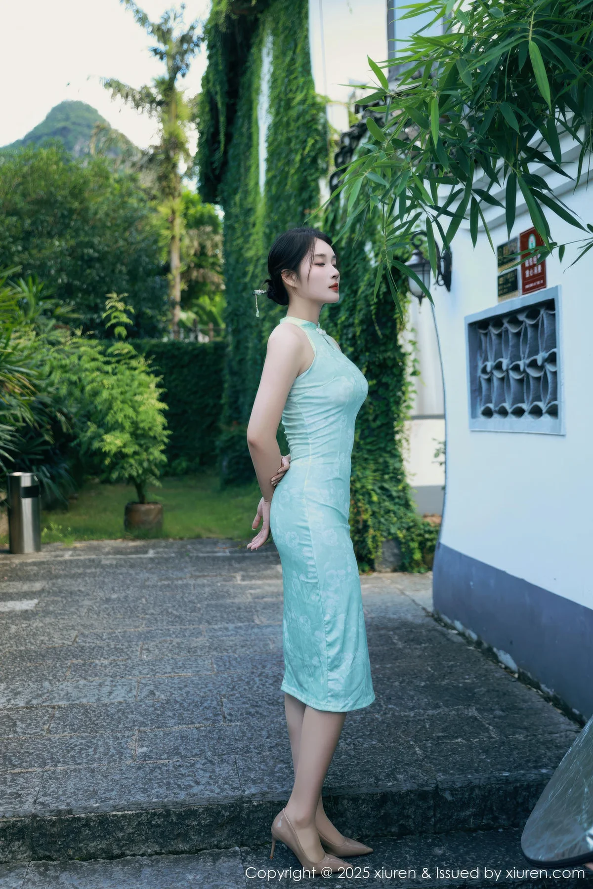 XiuRen 秀人 No.10538 南乔 浅绿色旗袍户外写真 - 3