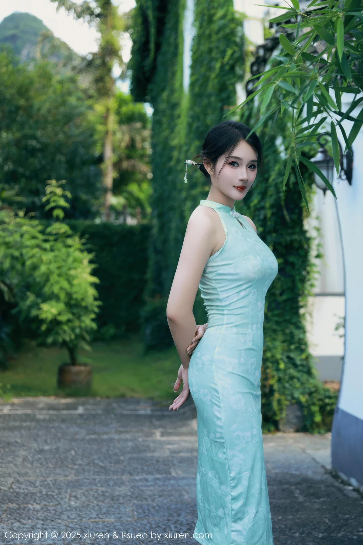 XiuRen 秀人 No.10538 南乔 浅绿色旗袍户外写真 - 4