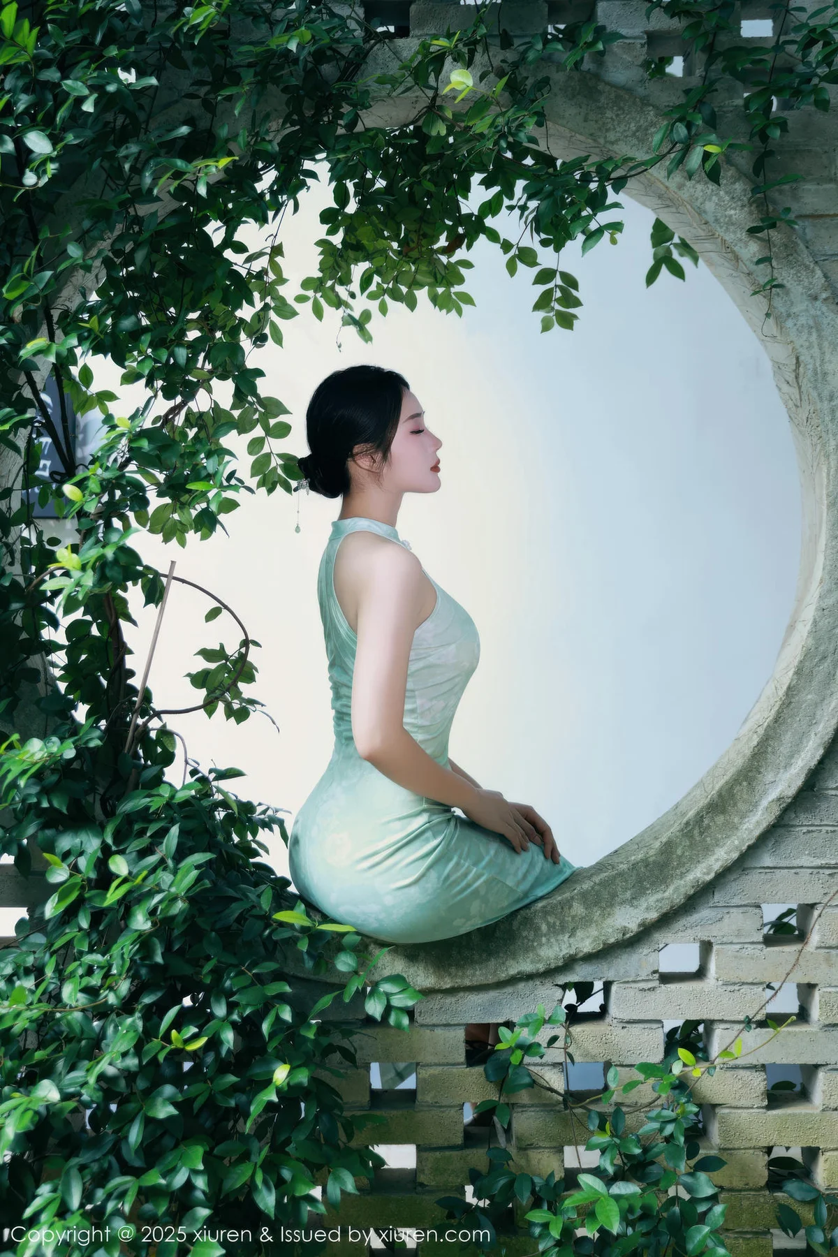 XiuRen 秀人 No.10538 南乔 浅绿色旗袍户外写真 - 6