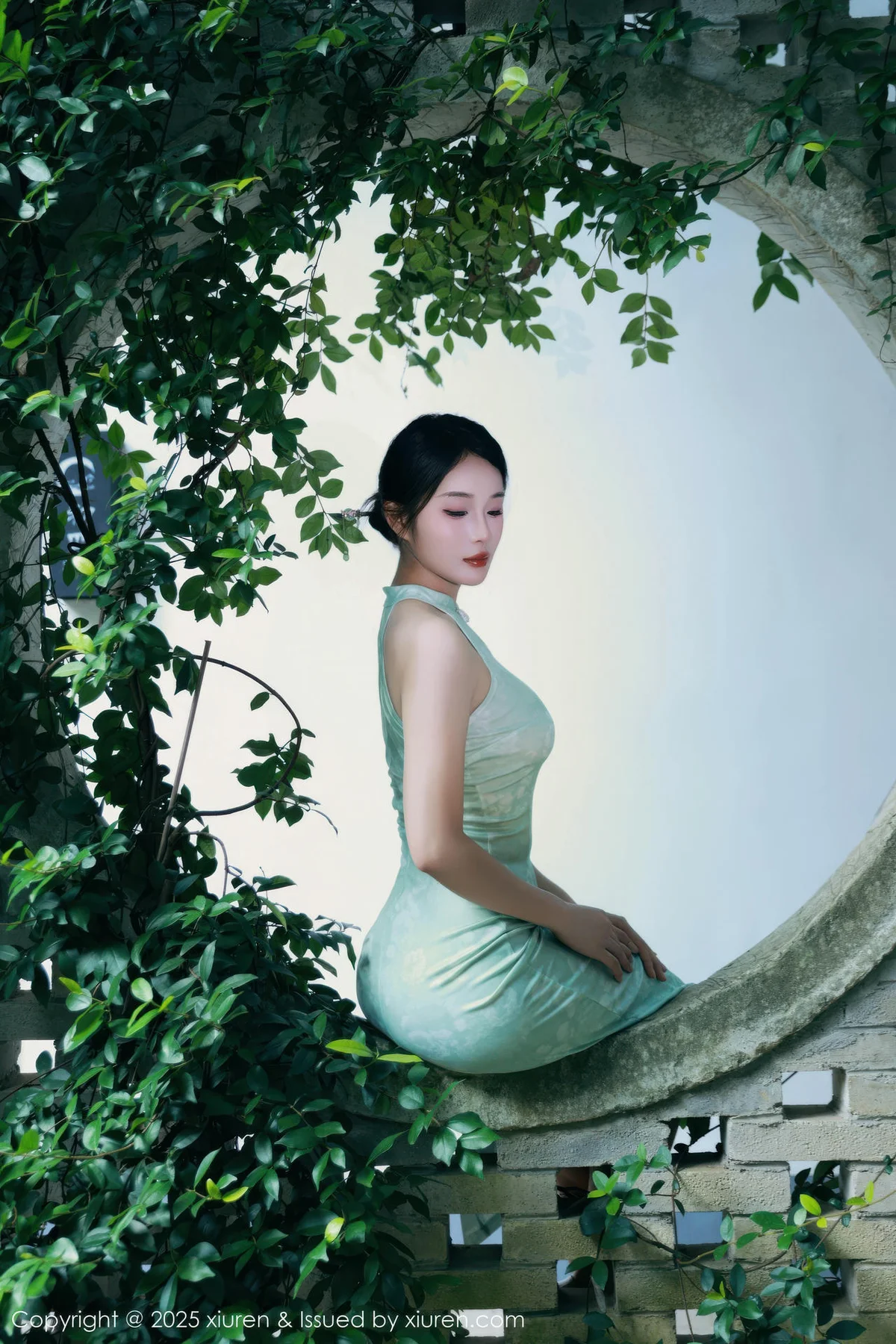 XiuRen 秀人 No.10538 南乔 浅绿色旗袍户外写真 - 7