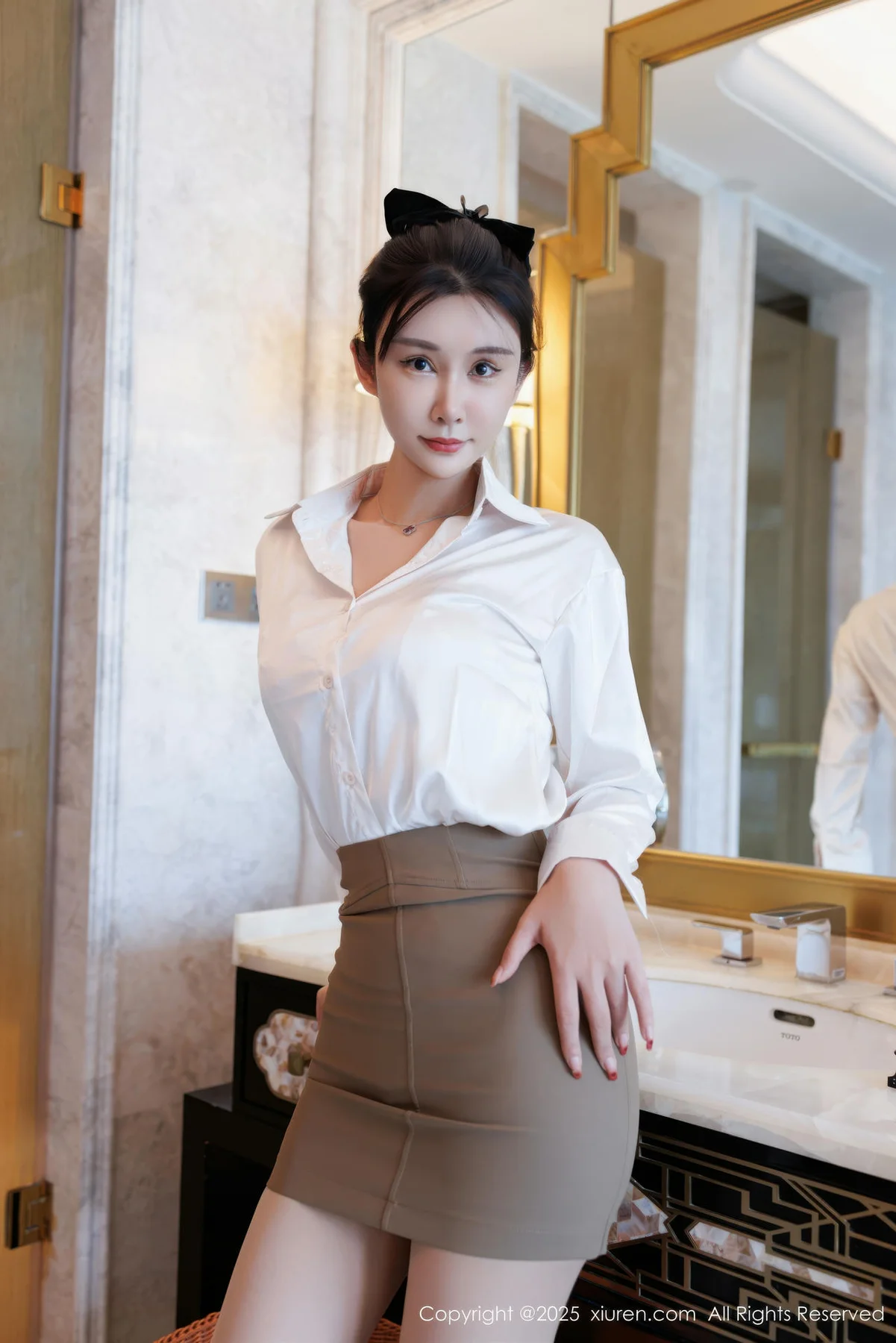 XiuRen 秀人 No.10543 艺艺yiyi  诱人丝袜短裙 - 2