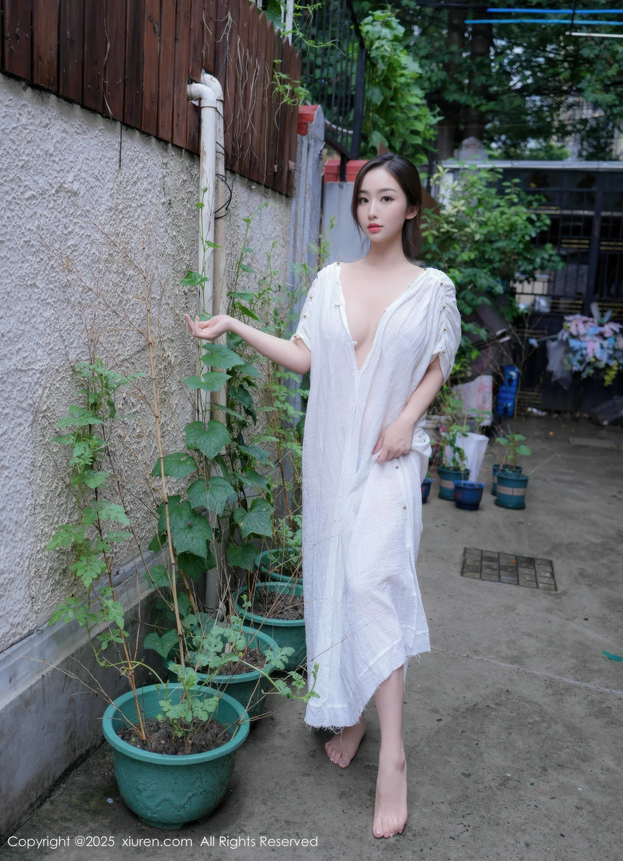 XiuRen 秀人 No.10603 楠芝 街拍白色长袍 - 1