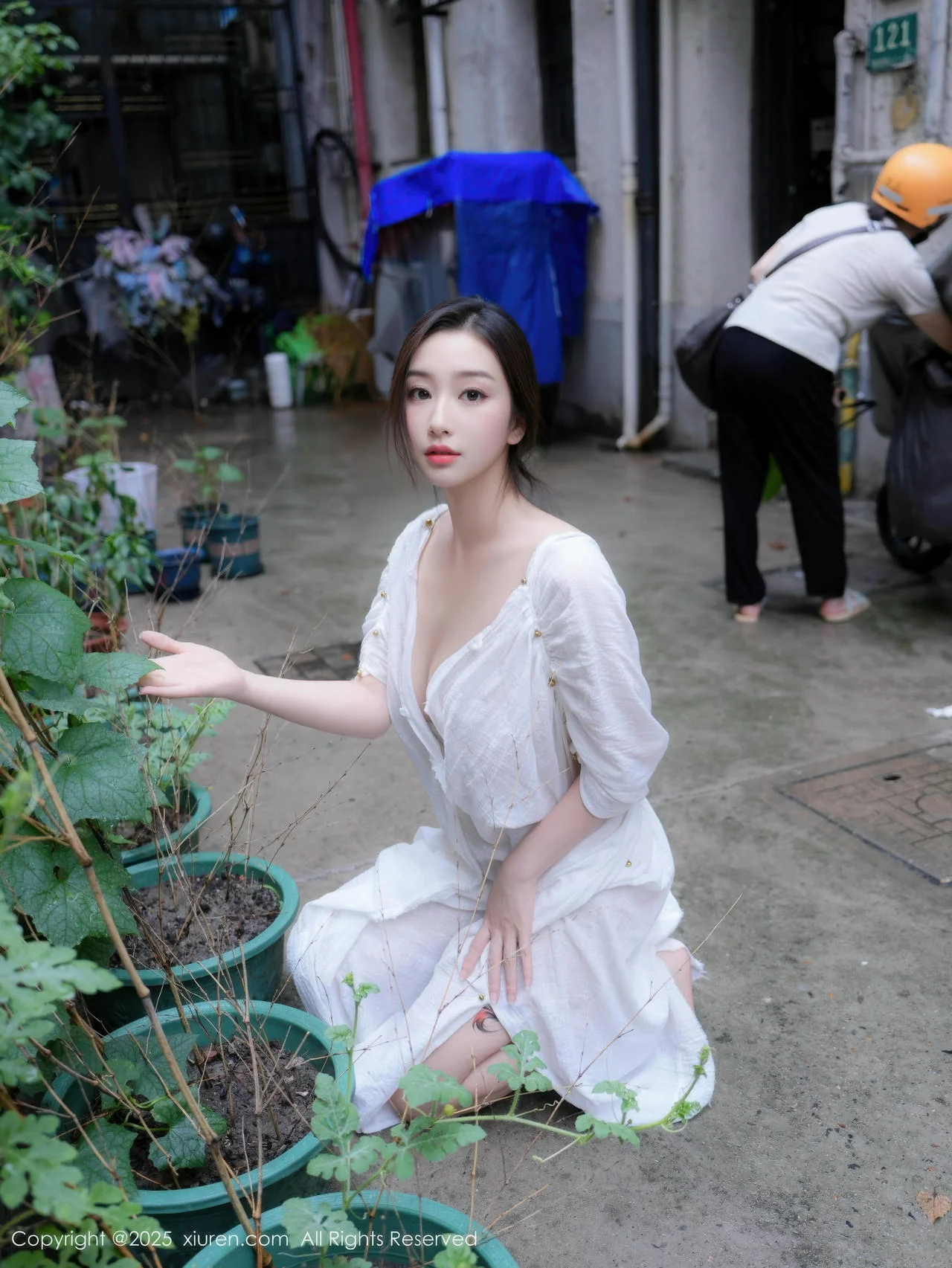 XiuRen 秀人 No.10603 楠芝 街拍白色长袍 - 5