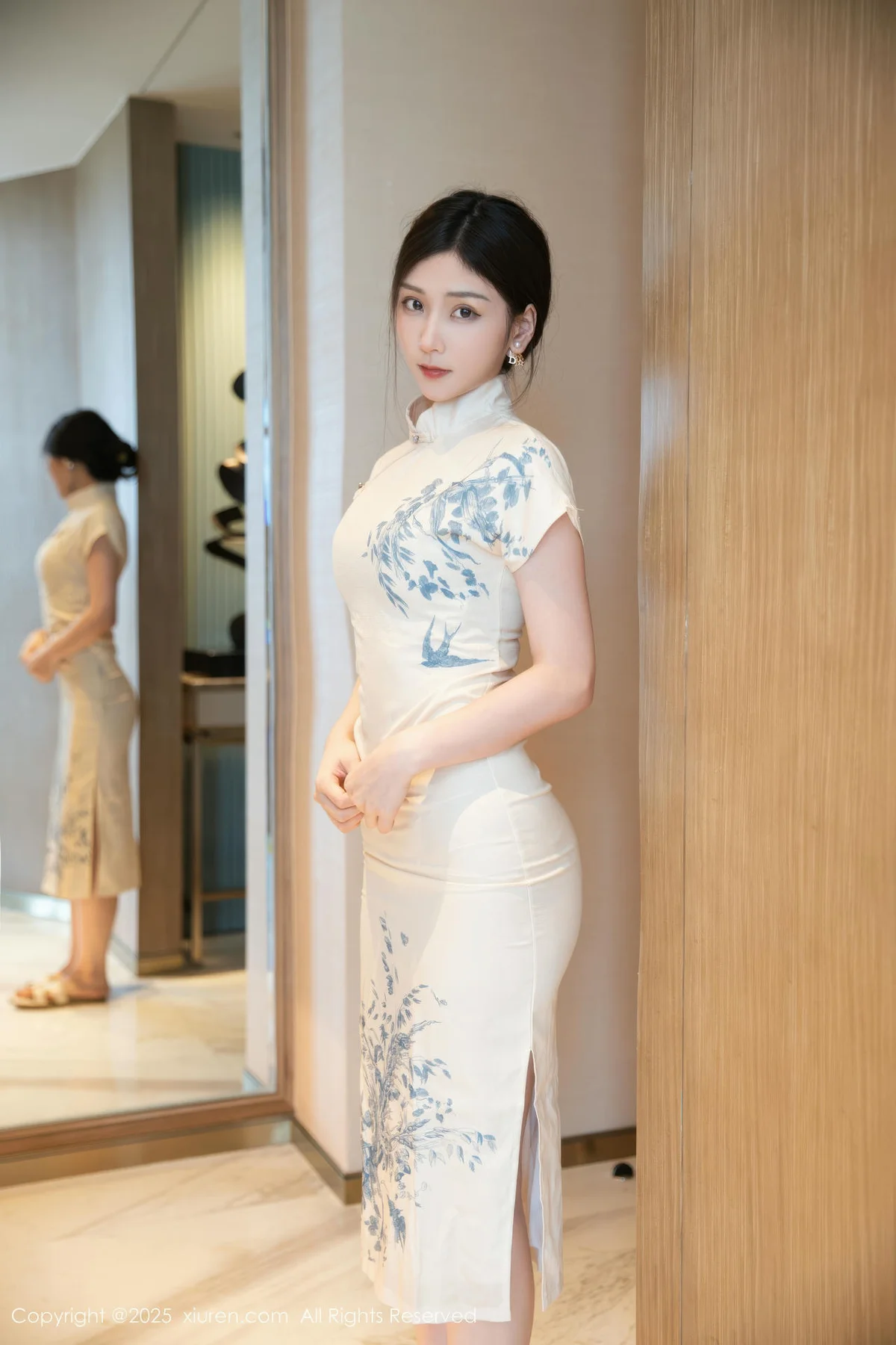 XiuRen 秀人 No.10605 刘婷婷 浅色旗袍 - 1