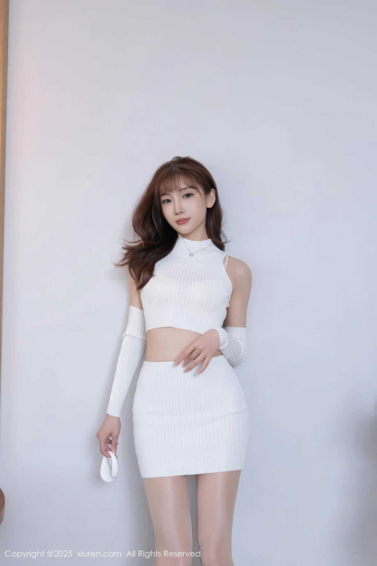 XiuRen 秀人 No.10608 陆萱萱 白色短裙诱人肉色丝袜 - 1