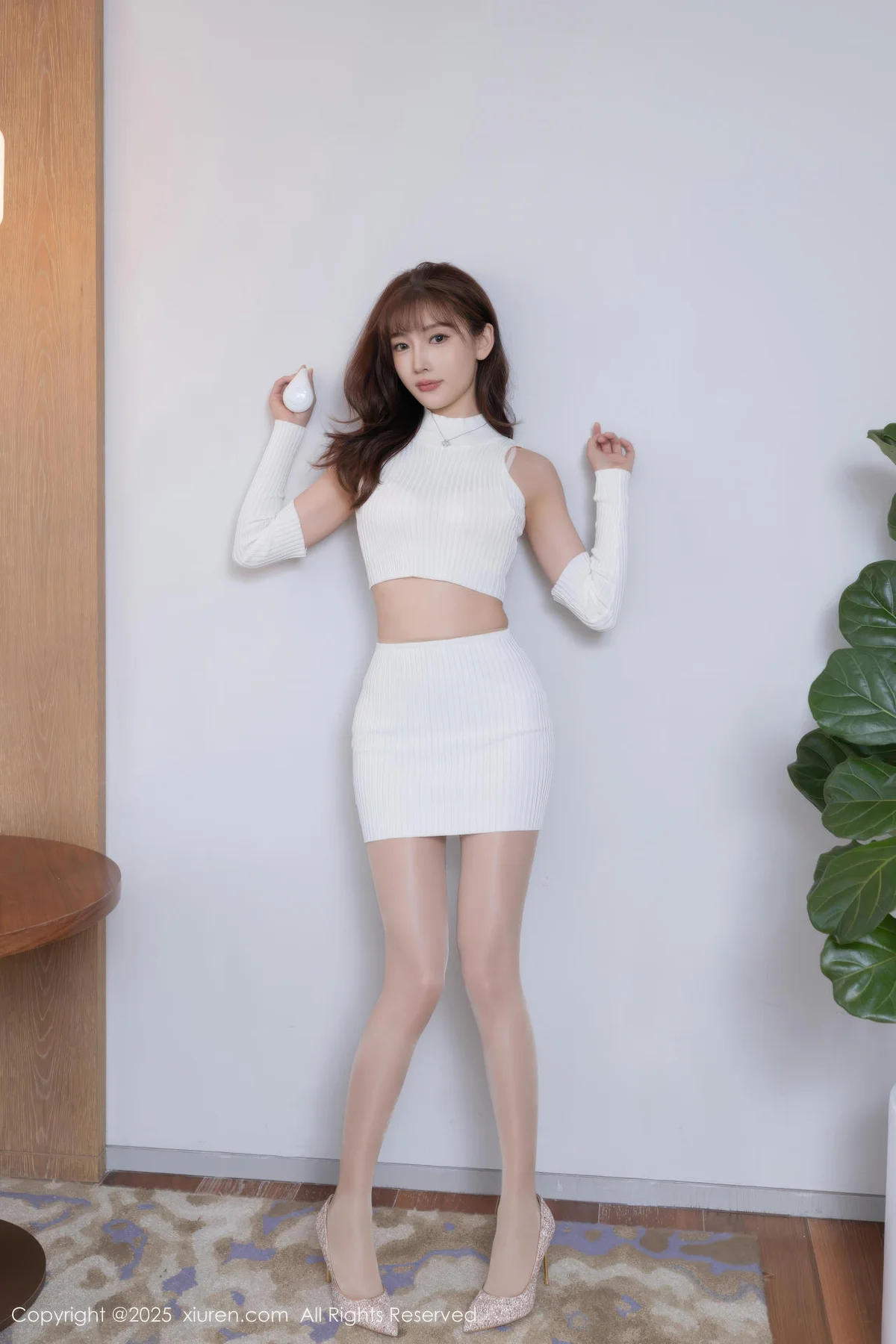 XiuRen 秀人 No.10608 陆萱萱 白色短裙诱人肉色丝袜 - 2