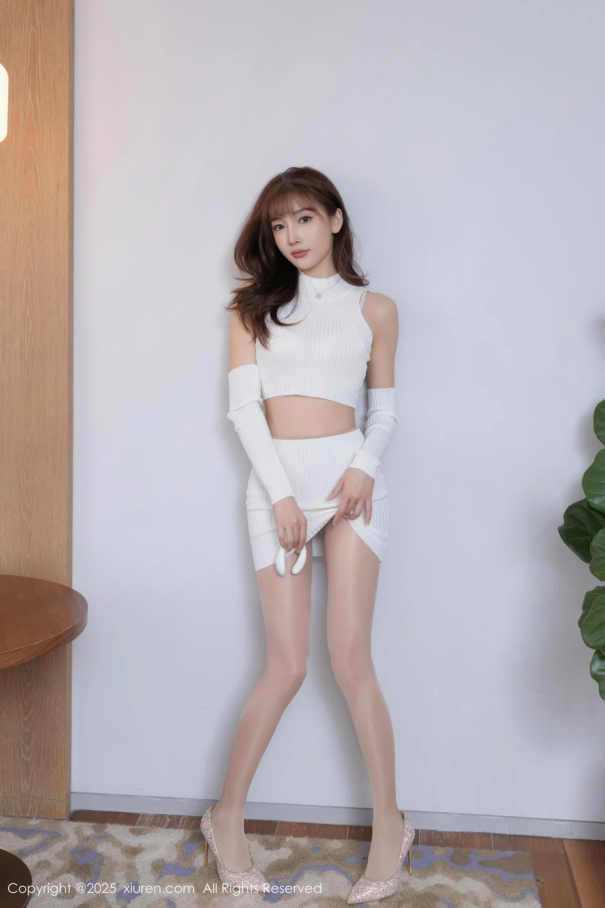 XiuRen 秀人 No.10608 陆萱萱 白色短裙诱人肉色丝袜 - 3