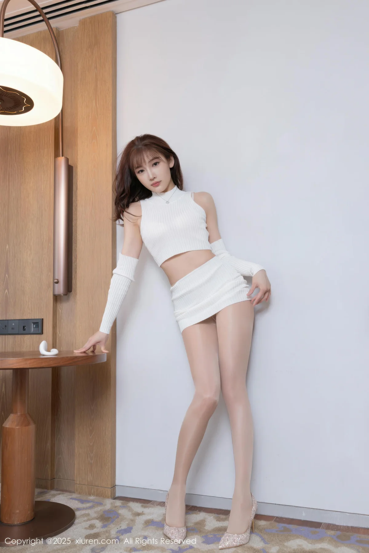 XiuRen 秀人 No.10608 陆萱萱 白色短裙诱人肉色丝袜 - 5