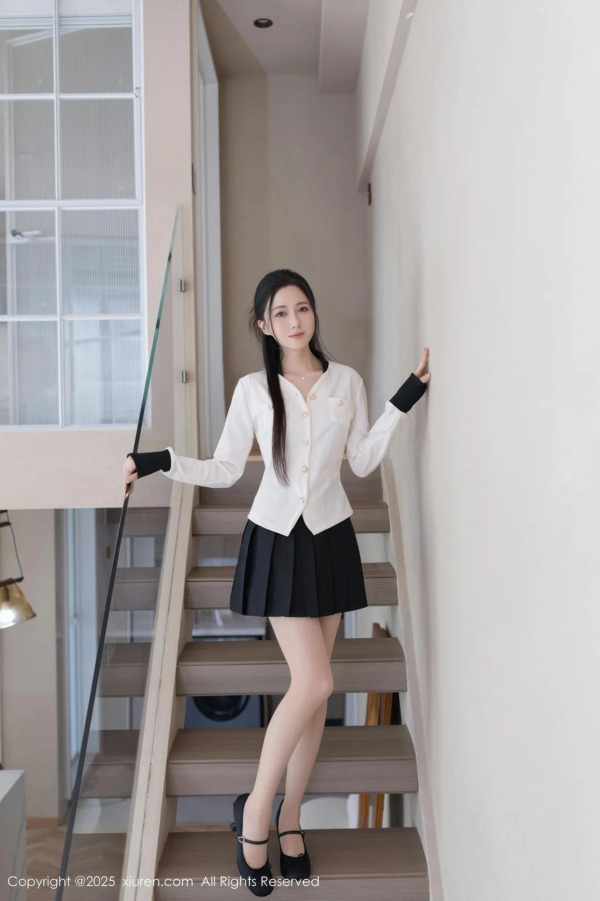 XiuRen 秀人 No.10615 鱼子酱Fish  黑色短裙肉色丝袜 - 1