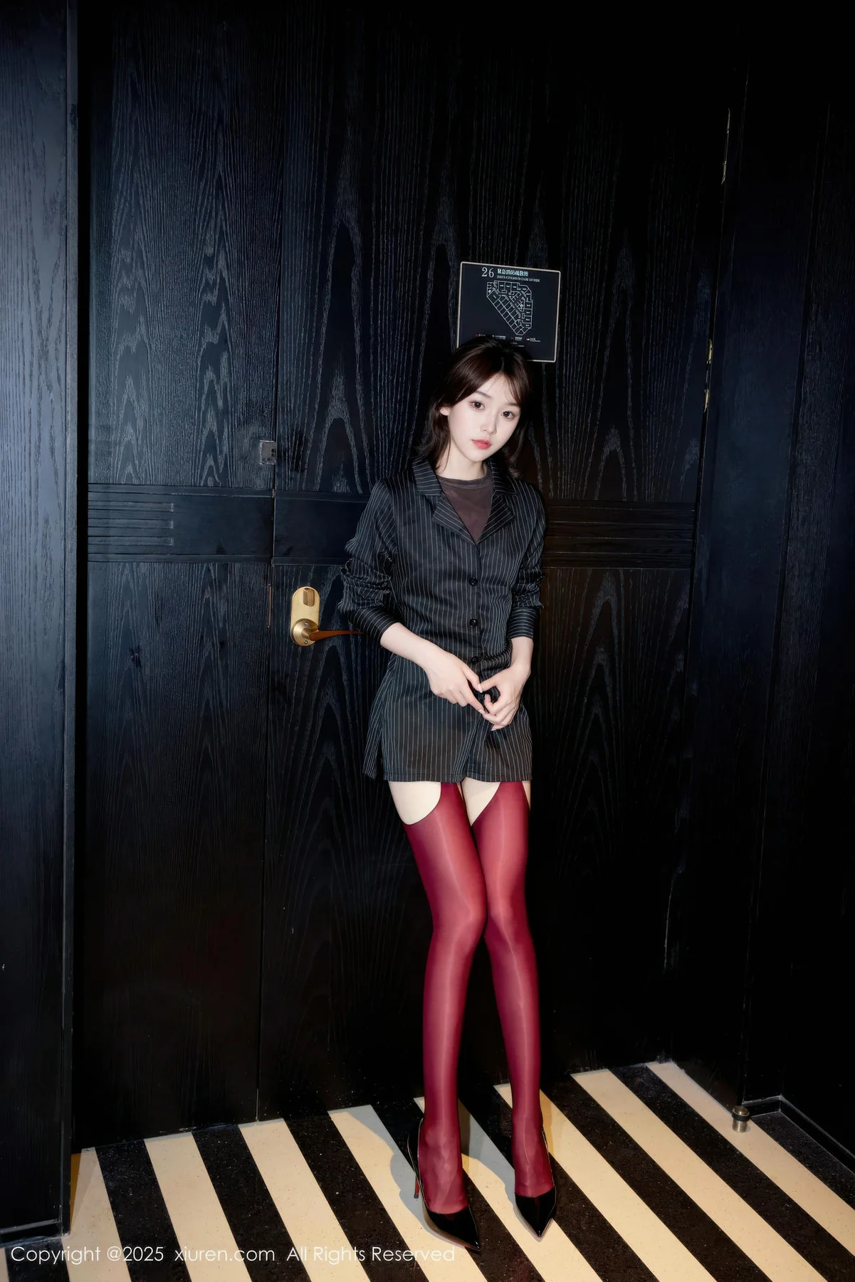 XiuRen 秀人 No.10633 汁汁 黑色衬衫红色丝袜 - 1