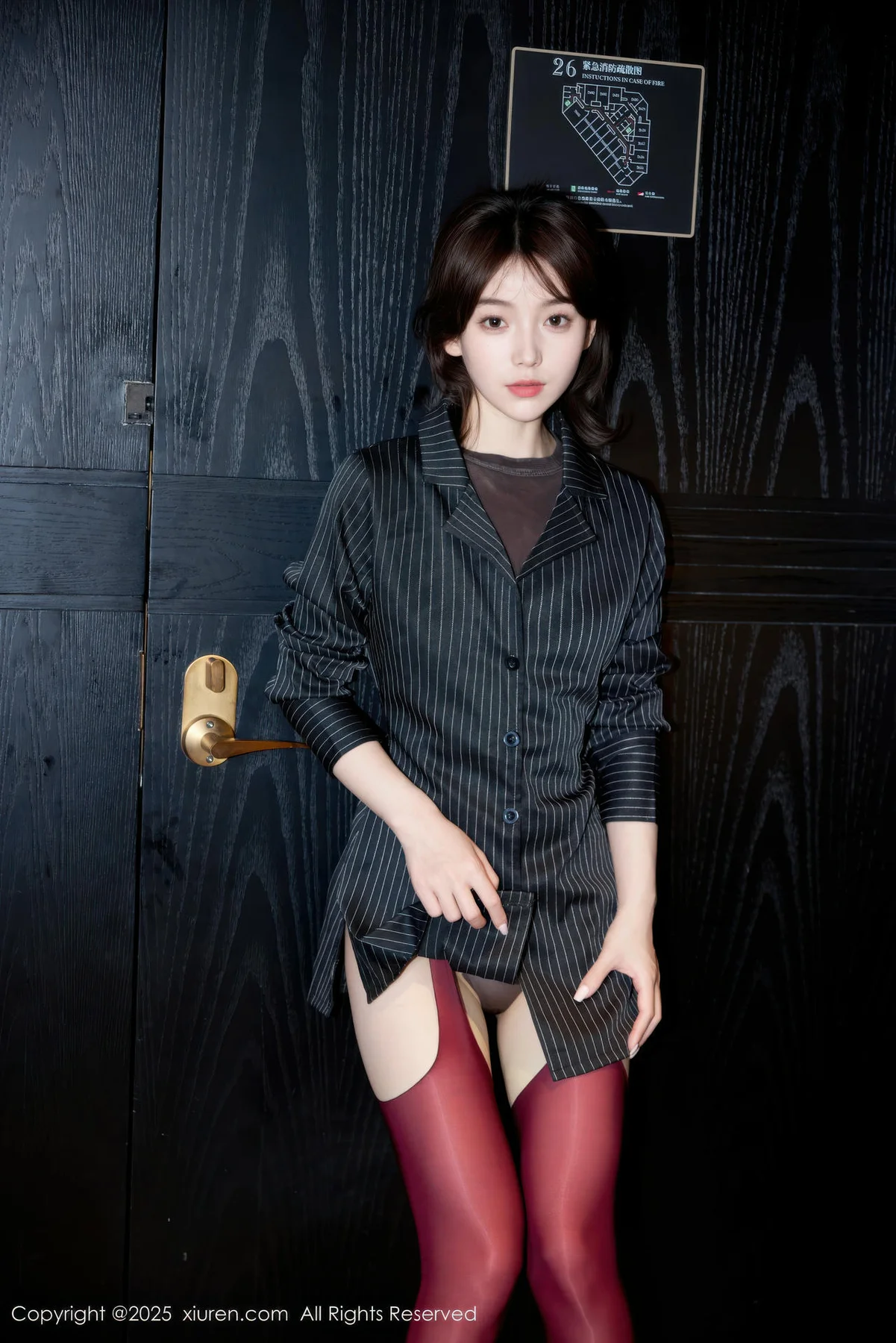 XiuRen 秀人 No.10633 汁汁 黑色衬衫红色丝袜 - 3