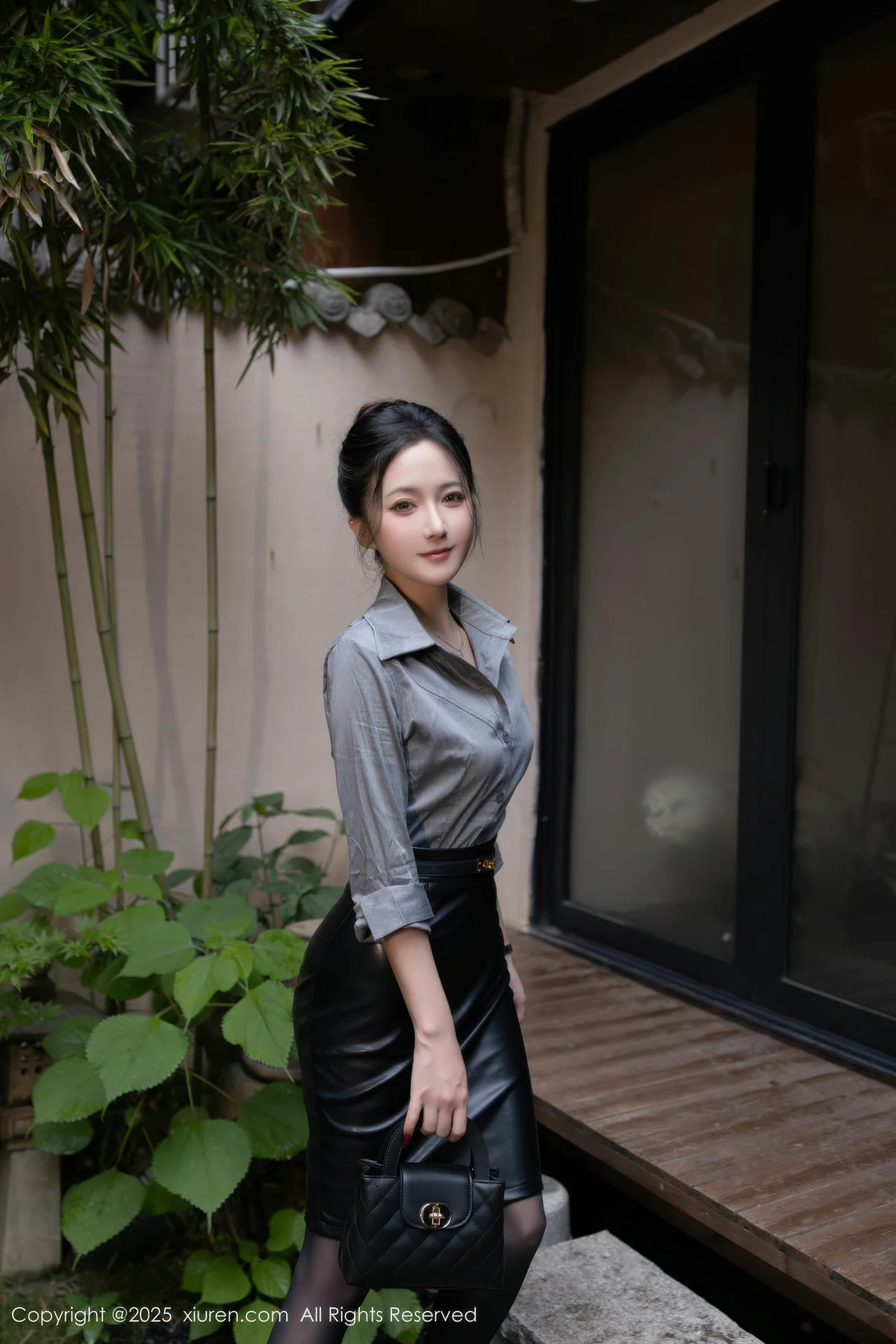 XiuRen 秀人 No.10635 鱼子酱Fish 灰色衬衫魅惑黑丝 - 1